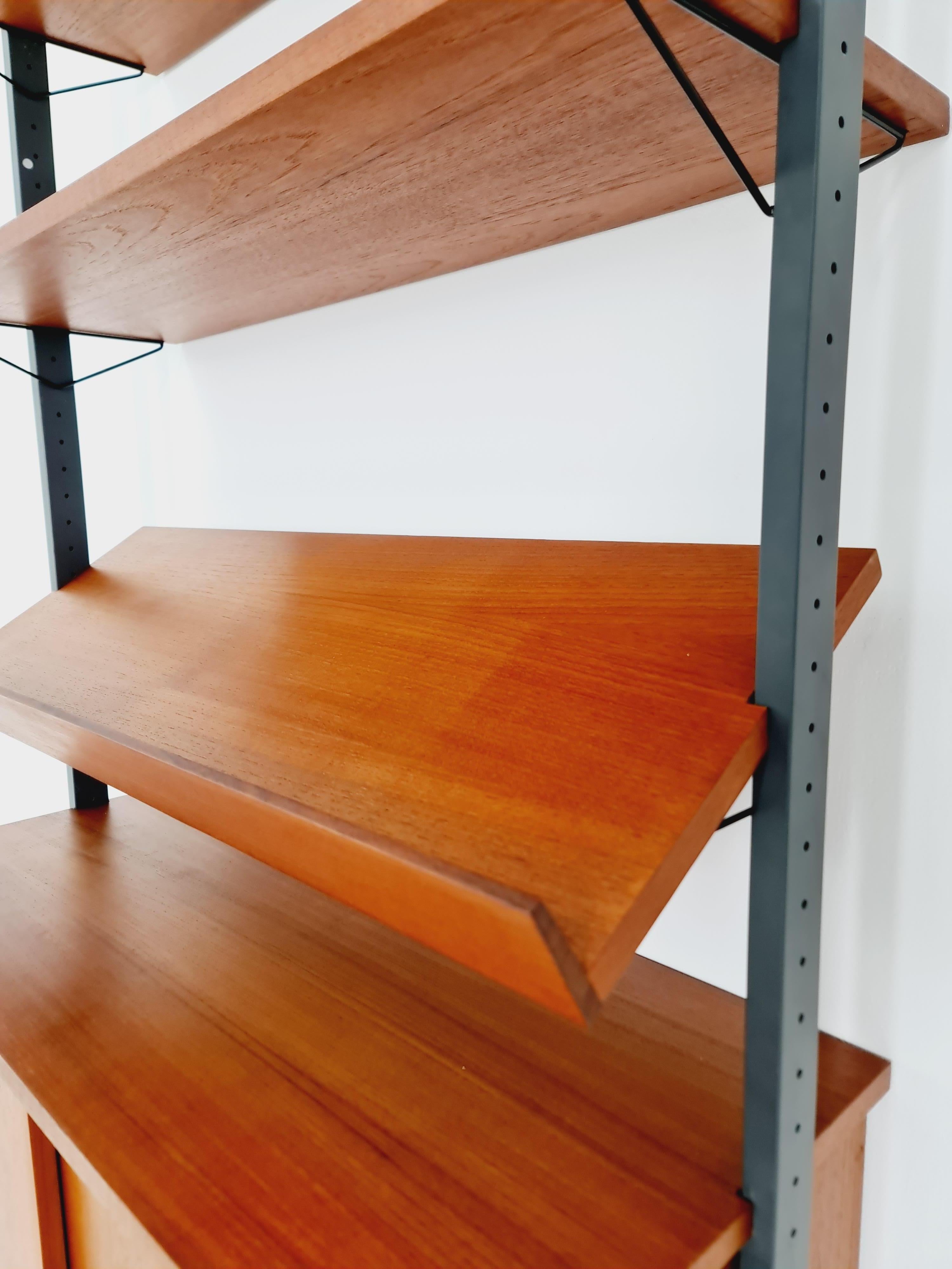 Sistema di scaffali String di metà secolo in teak e metallo di Olof Pira Svezia, anni '1950 in vendita 6