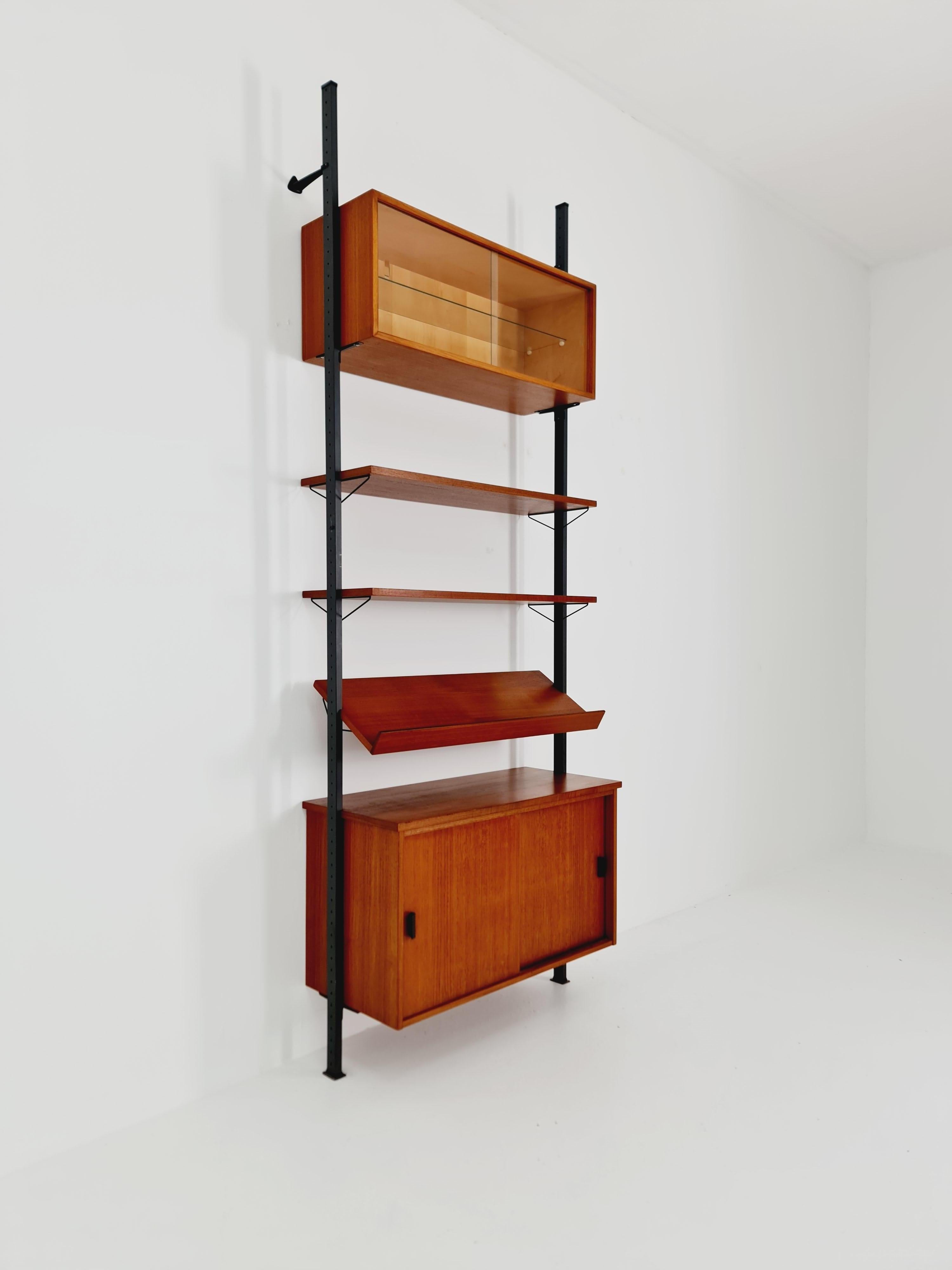 Sistema di scaffali String di metà secolo in teak e metallo di Olof Pira Svezia, anni '1950
con scaffale e vetrina per riviste 
Misure:
Altezza: 252 cm
Larghezza: 93 cm
Profondità: 30,40 cm

Si prega di richiedere i prezzi per il proprio paese prima