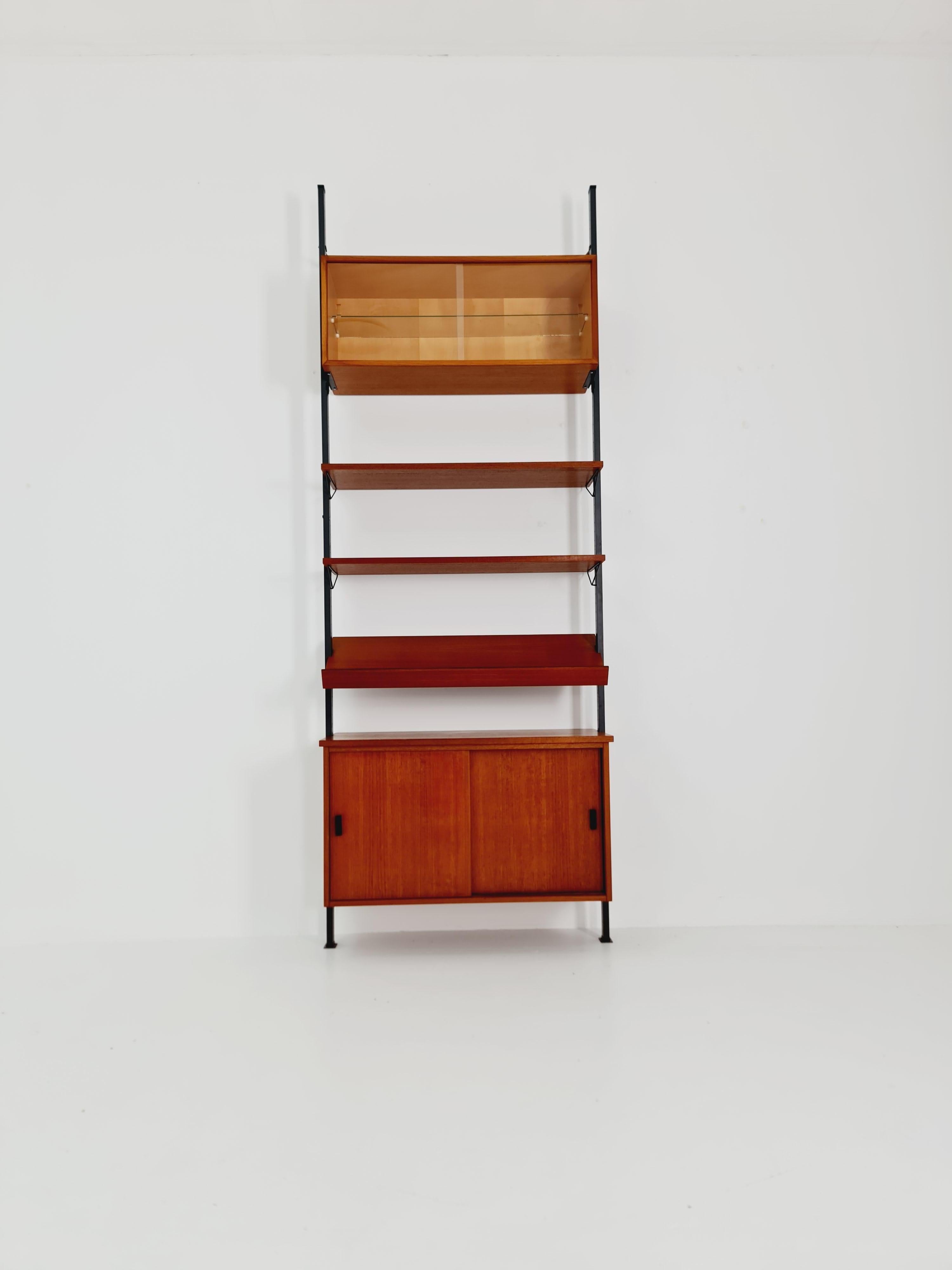 Mid-Century moderno Sistema di scaffali String di metà secolo in teak e metallo di Olof Pira Svezia, anni '1950 in vendita