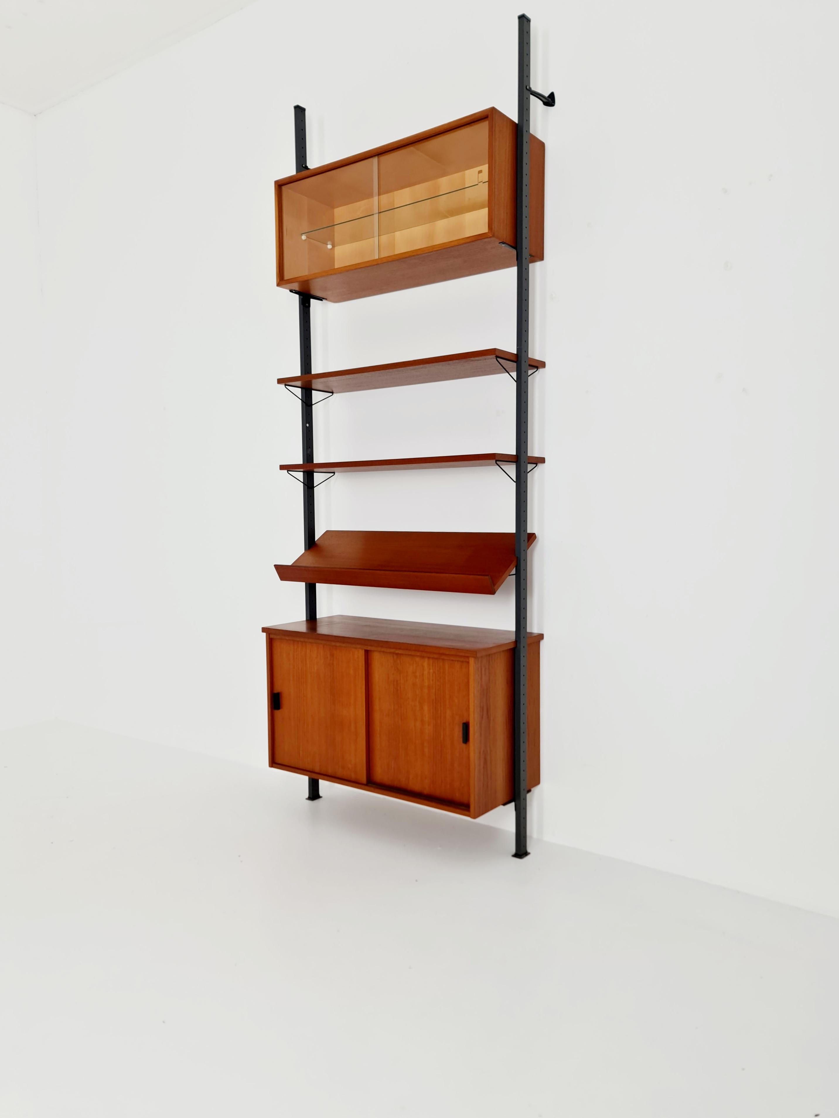 Sistema di scaffali String di metà secolo in teak e metallo di Olof Pira Svezia, anni '1950 In condizioni buone in vendita a Gaggenau, DE