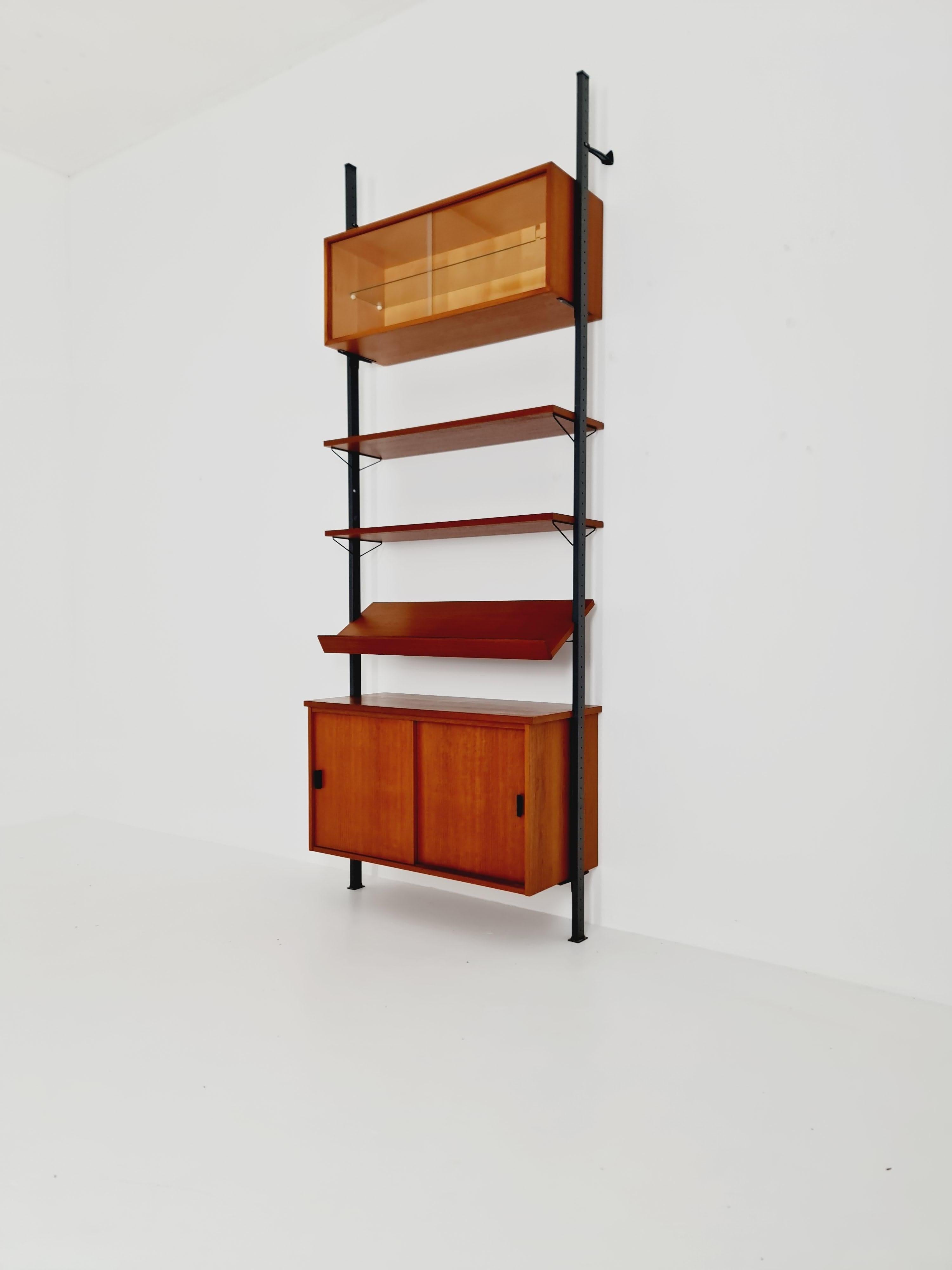 Metà XX secolo Sistema di scaffali String di metà secolo in teak e metallo di Olof Pira Svezia, anni '1950 in vendita
