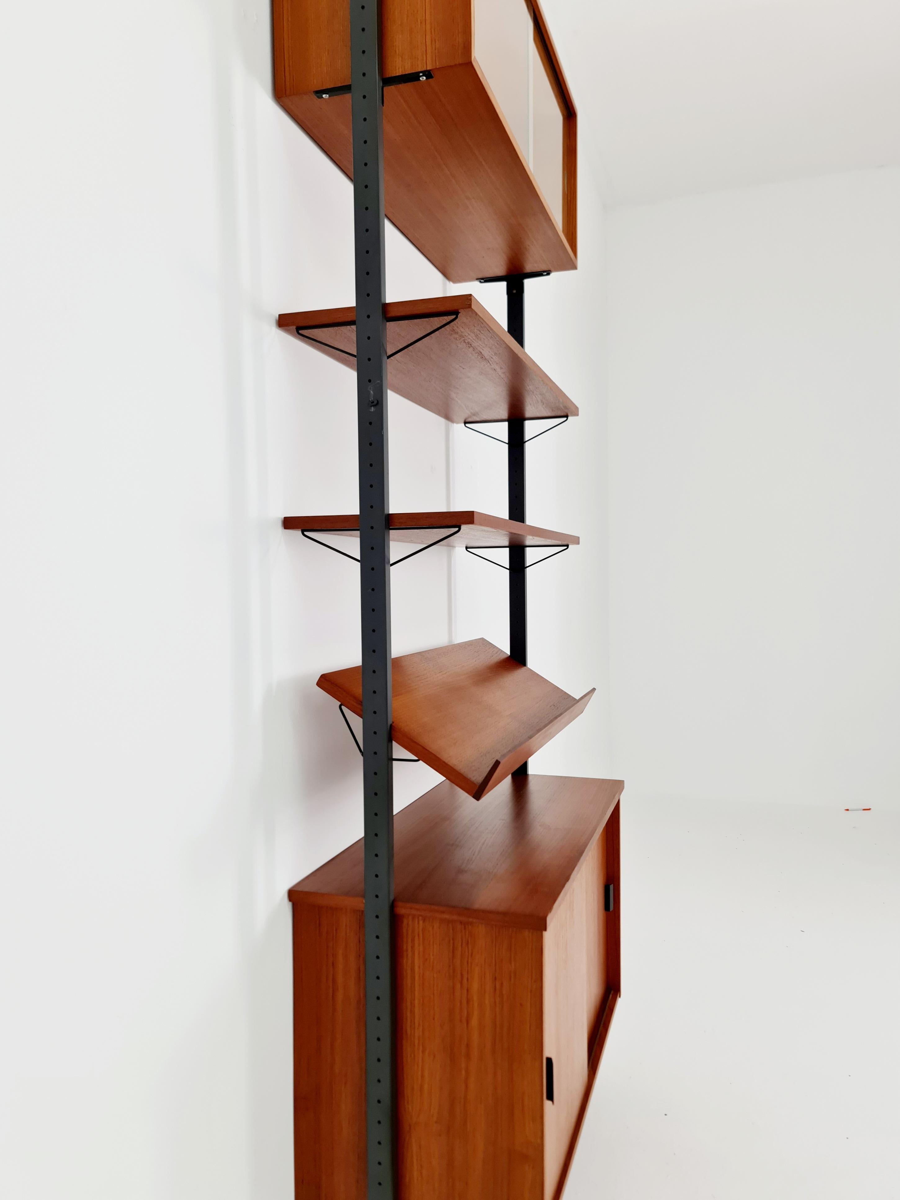 Sistema di scaffali String di metà secolo in teak e metallo di Olof Pira Svezia, anni '1950 in vendita 2
