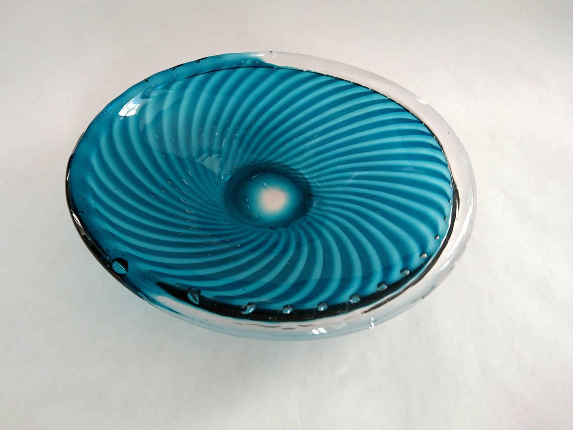 This bowl is a handmade studio work from Gullaskruf glass manufacturer in Sweden. It has a swivel pattern in two tones and is signed Gullaskruf at the base. It has a small production nag on the rim which is showed in the pictures but doesn´t affect
