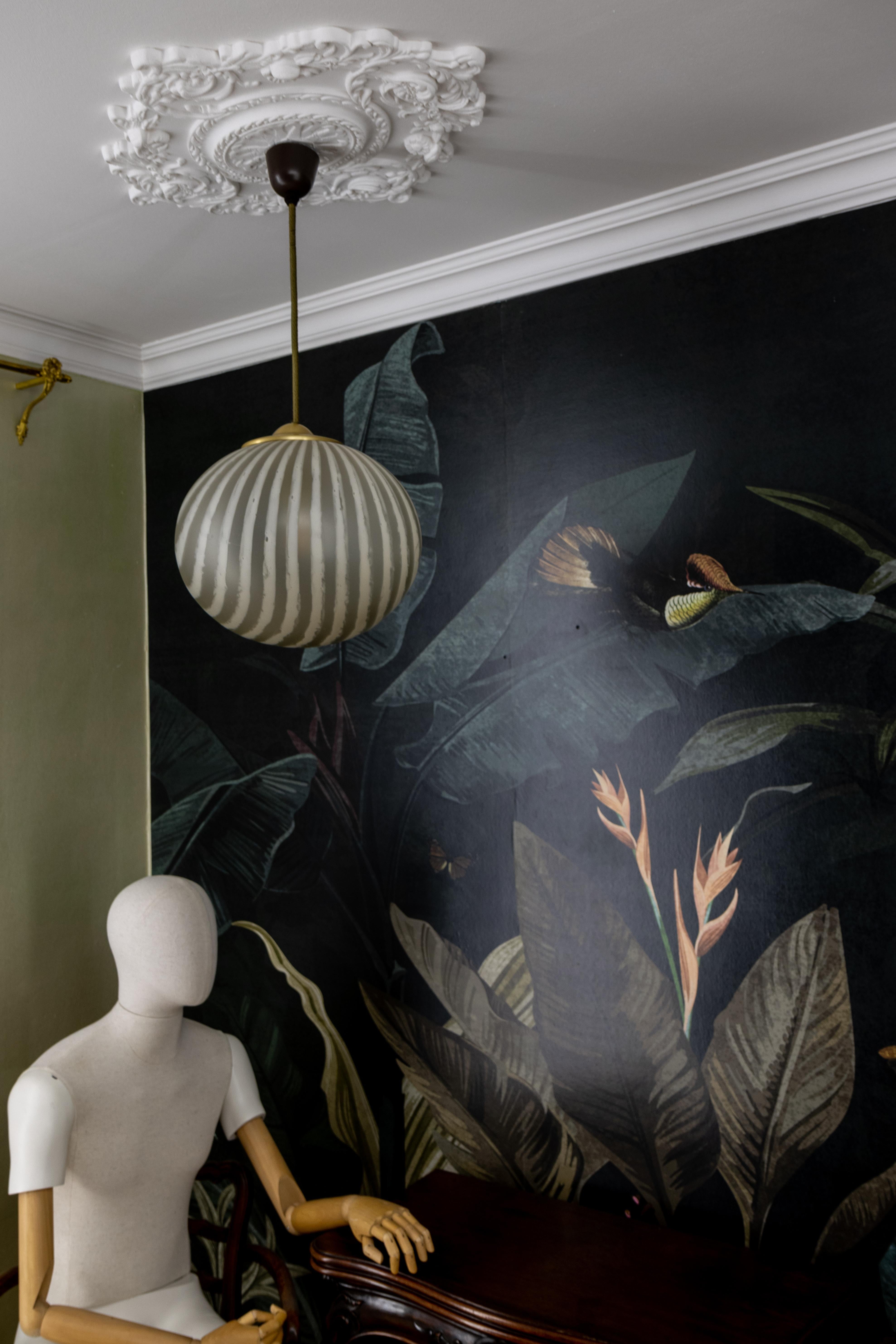 Pendentif Globe en verre rayé du milieu du siècle par Peill & Putzler, Allemagne, années 1970 en vente 3
