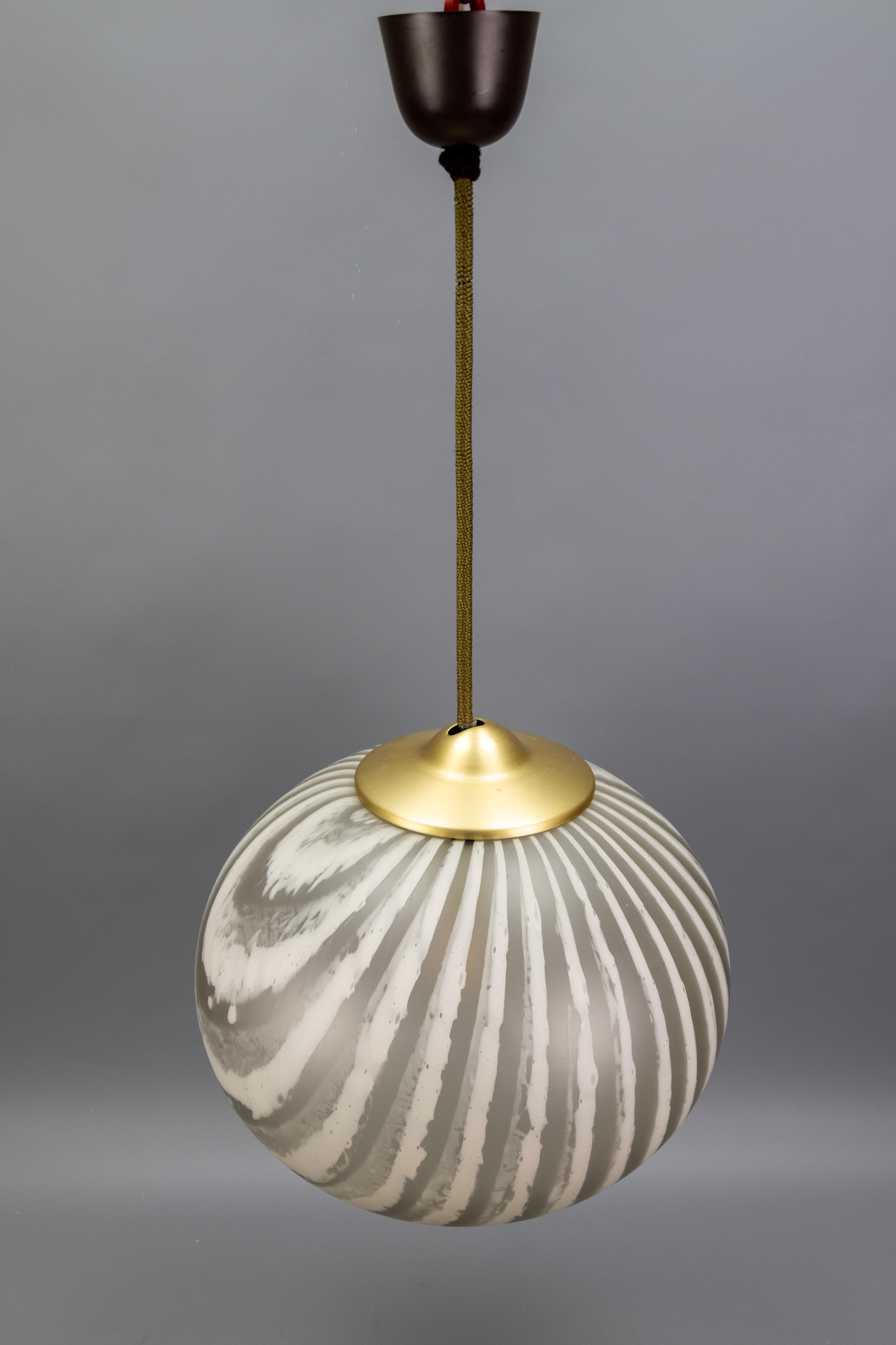 Pendentif Globe en verre rayé du milieu du siècle par Peill & Putzler, Allemagne, années 1970 en vente 4