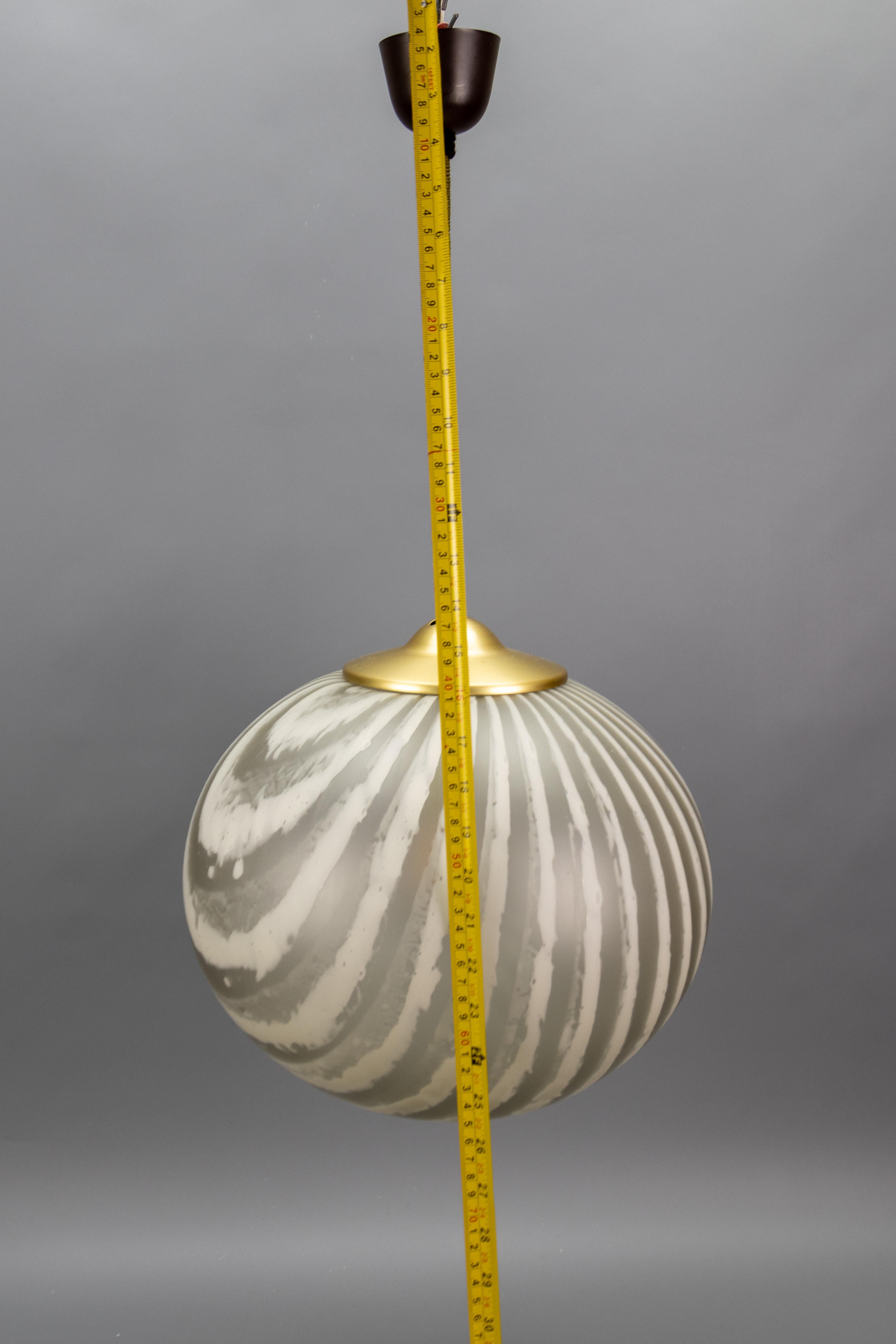 Pendentif Globe en verre rayé du milieu du siècle par Peill & Putzler, Allemagne, années 1970 en vente 5