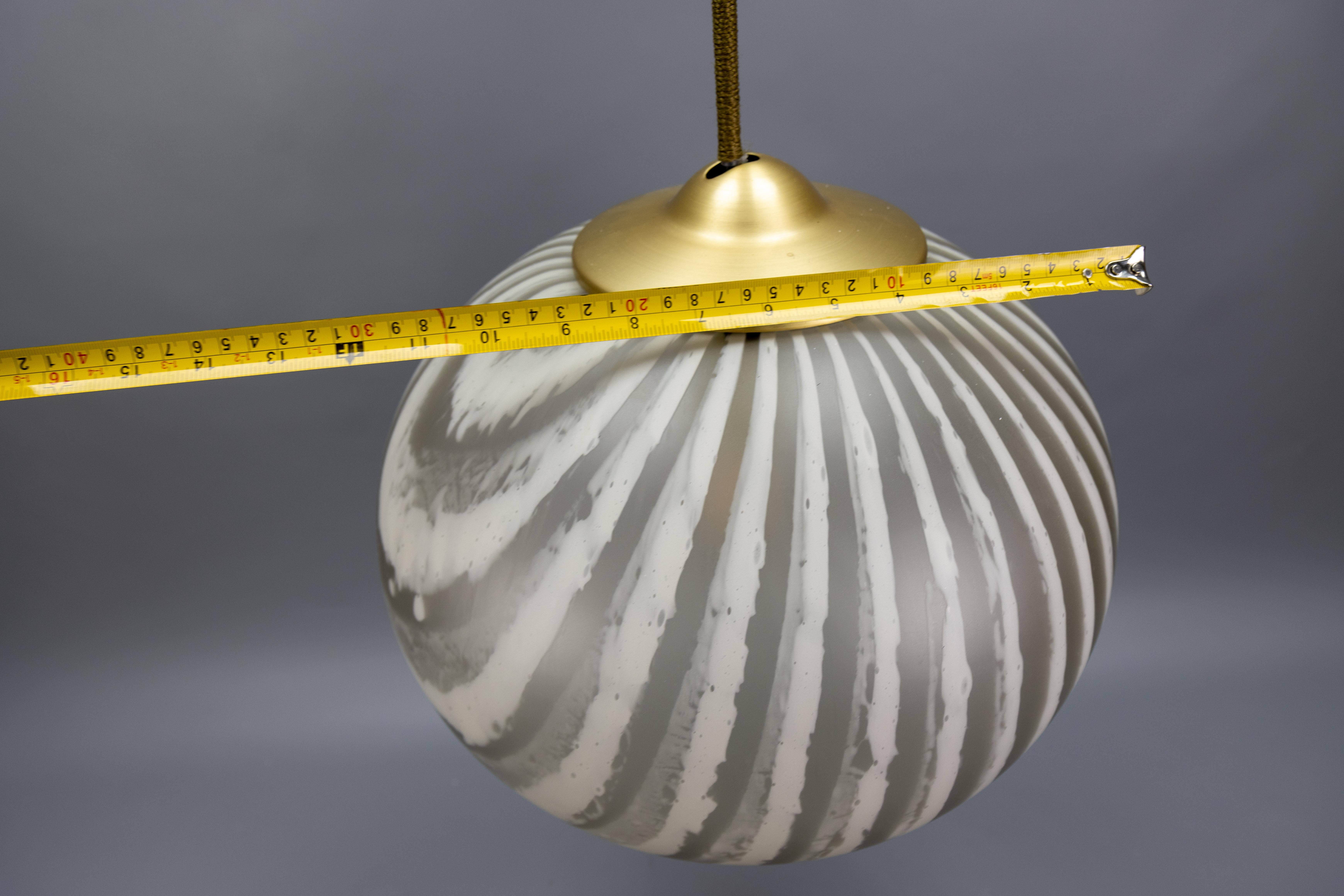 Pendentif Globe en verre rayé du milieu du siècle par Peill & Putzler, Allemagne, années 1970 en vente 6