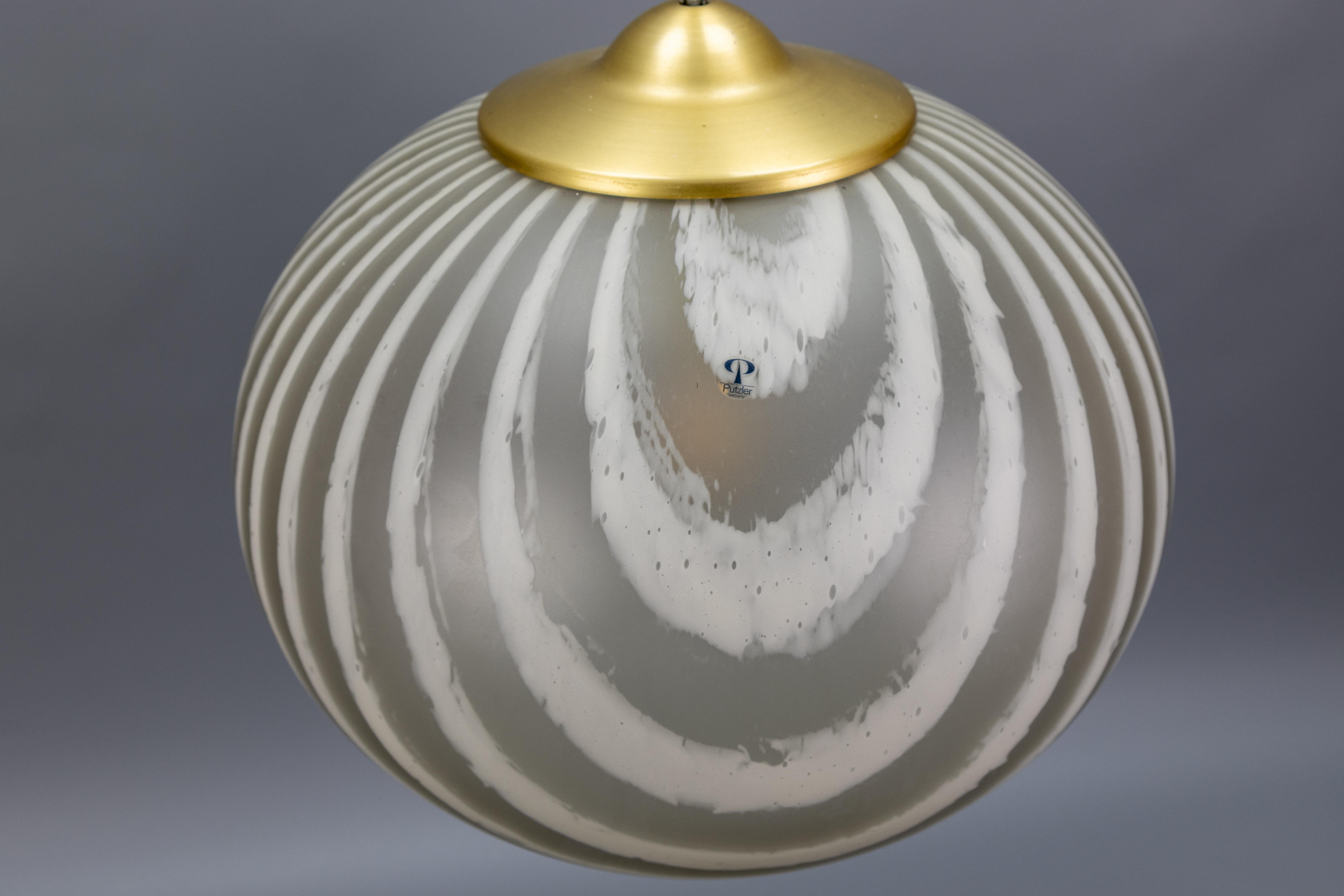 Pendentif Globe en verre rayé du milieu du siècle par Peill & Putzler, Allemagne, années 1970 en vente 7