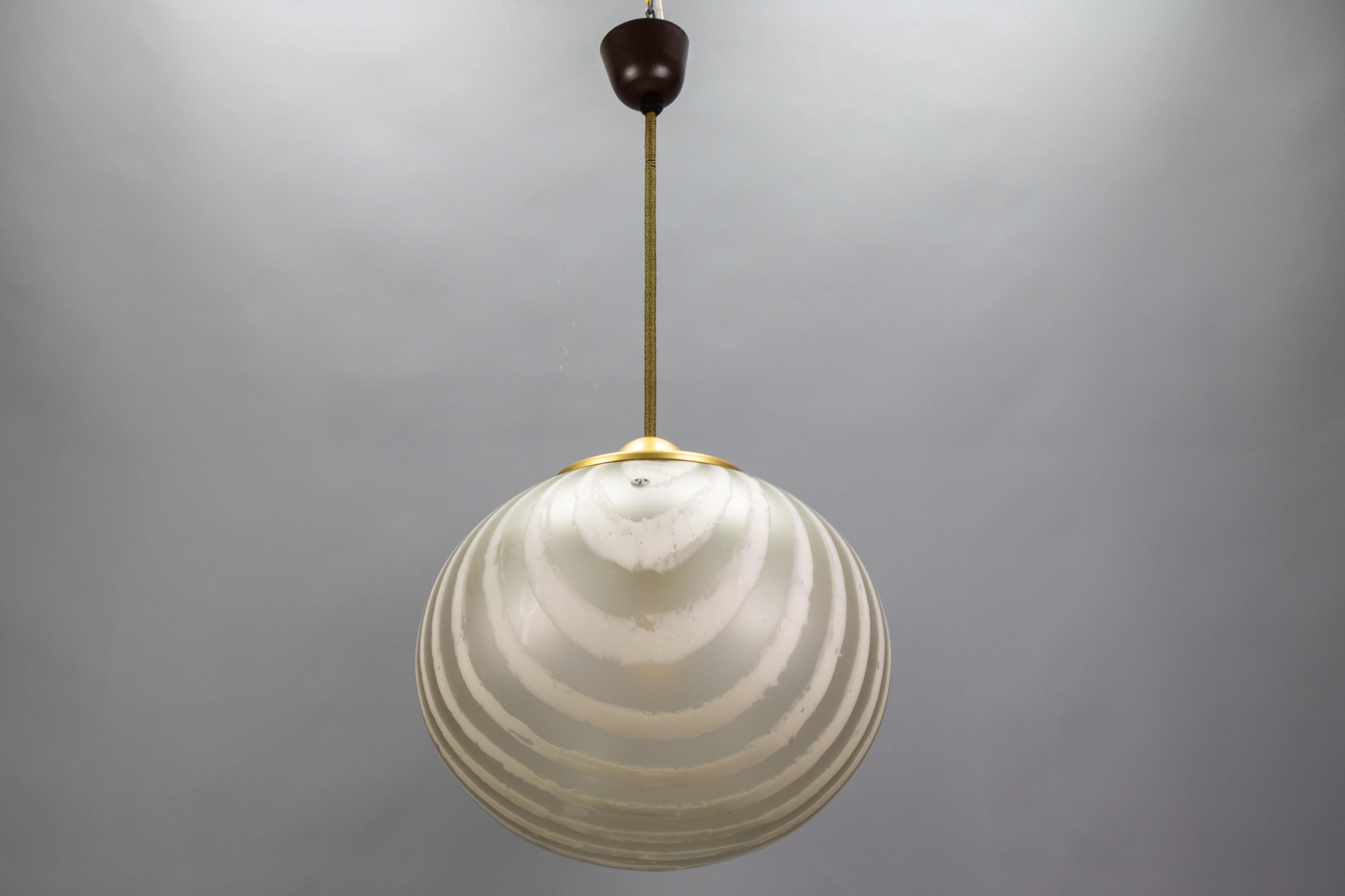 Pendentif Globe en verre rayé du milieu du siècle par Peill & Putzler, Allemagne, années 1970 en vente 8