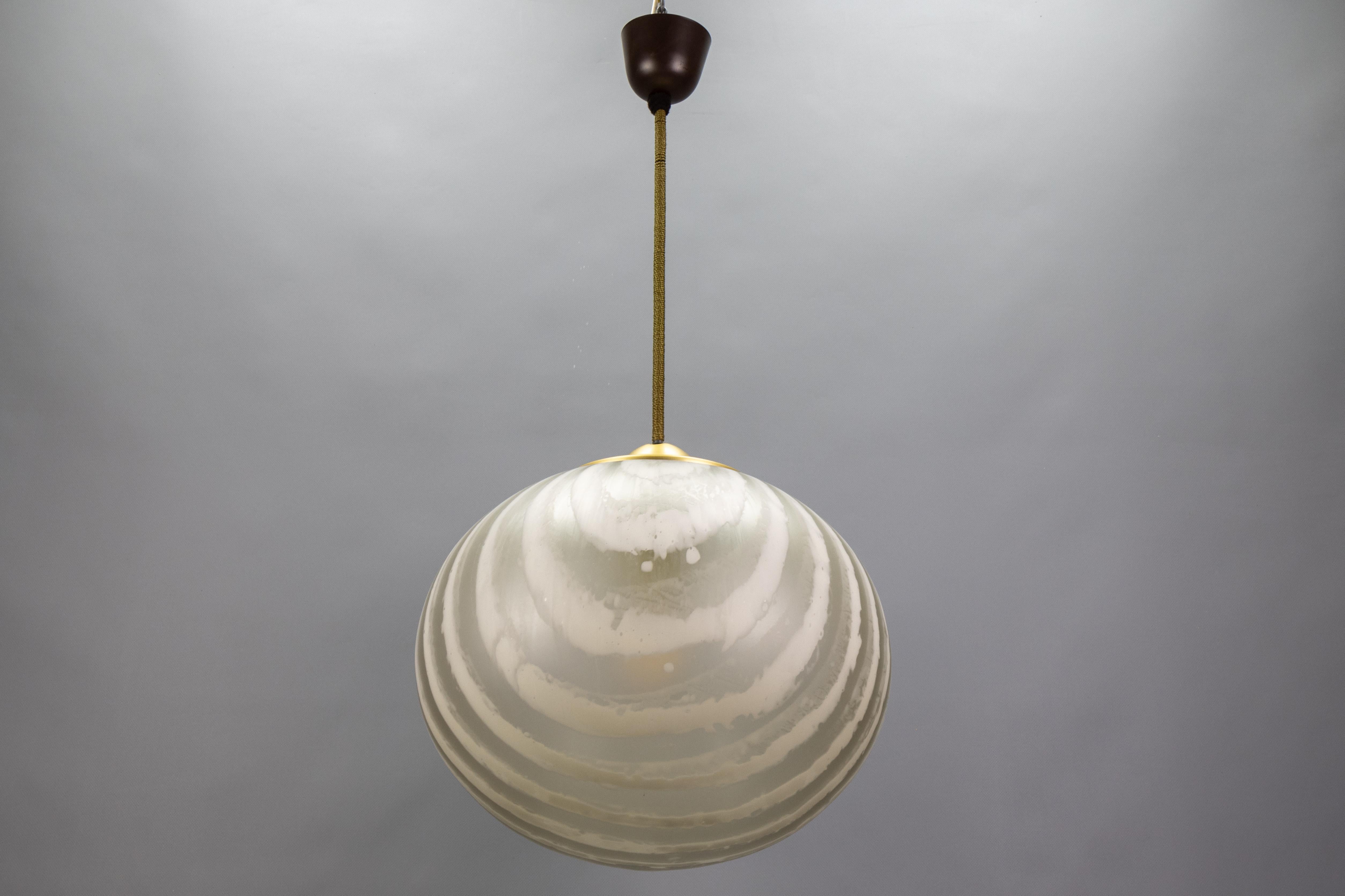 Pendentif Globe en verre rayé du milieu du siècle par Peill & Putzler, Allemagne, années 1970 en vente 9