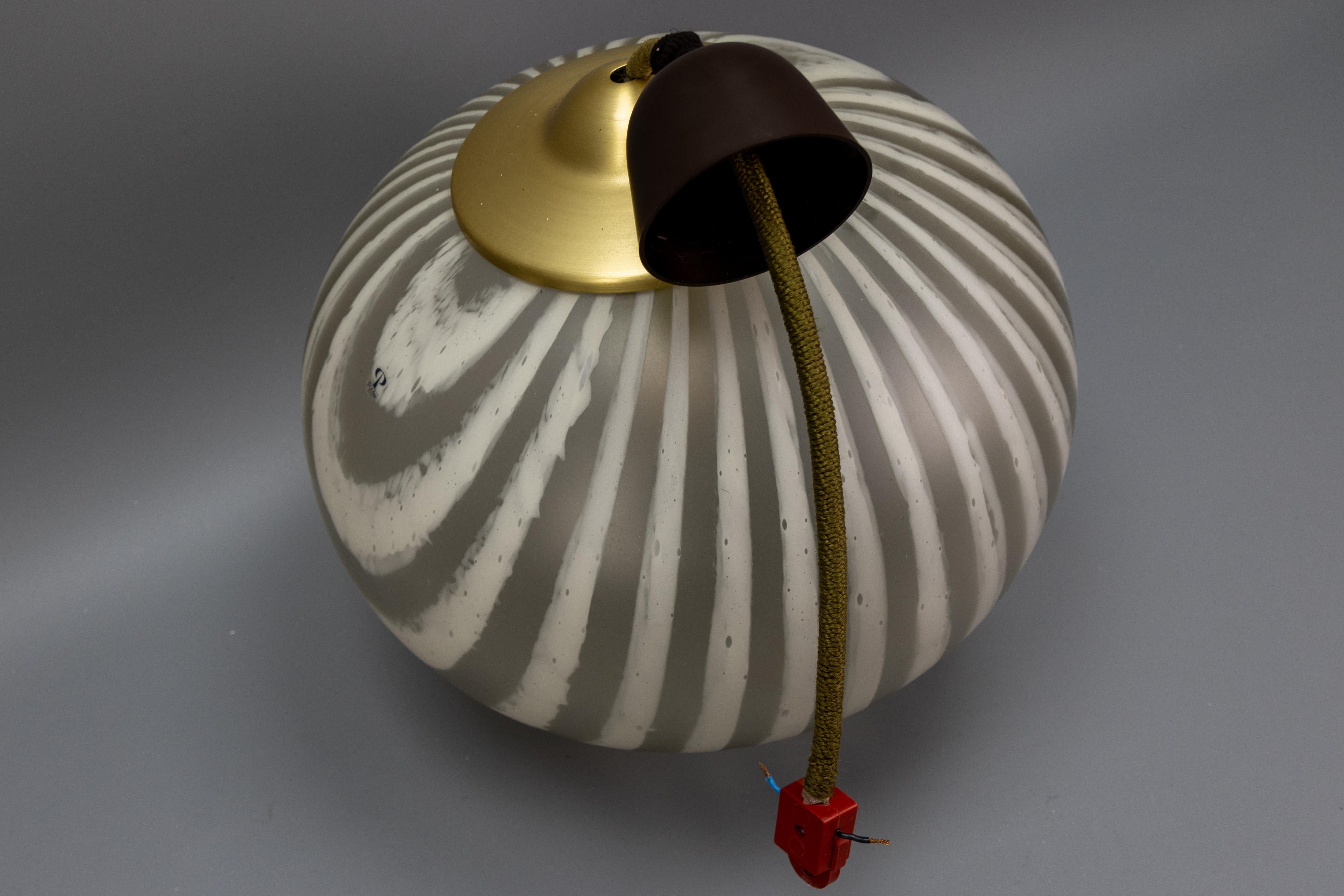 Pendentif Globe en verre rayé du milieu du siècle par Peill & Putzler, Allemagne, années 1970 en vente 10
