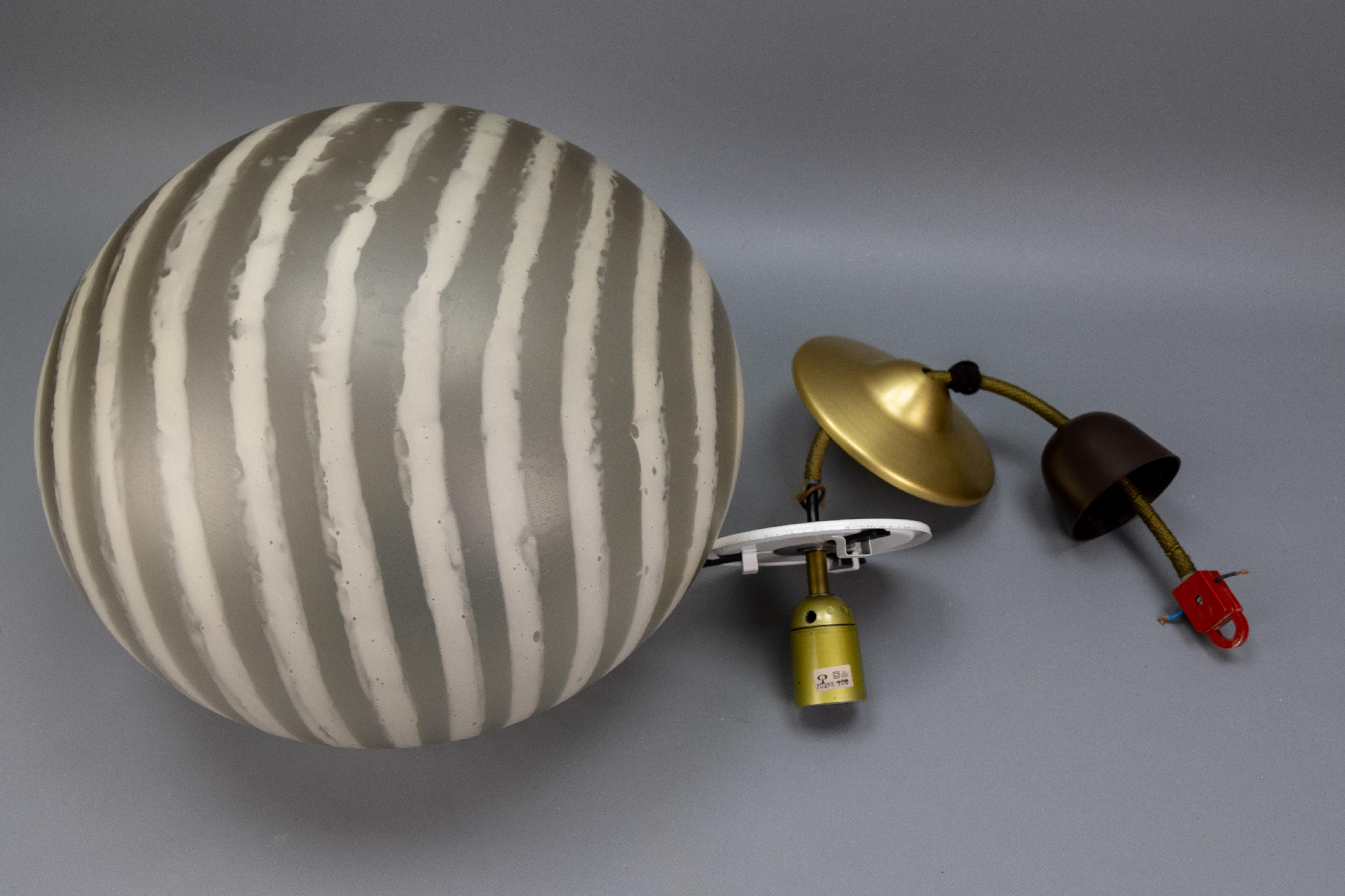 Pendentif Globe en verre rayé du milieu du siècle par Peill & Putzler, Allemagne, années 1970 en vente 11
