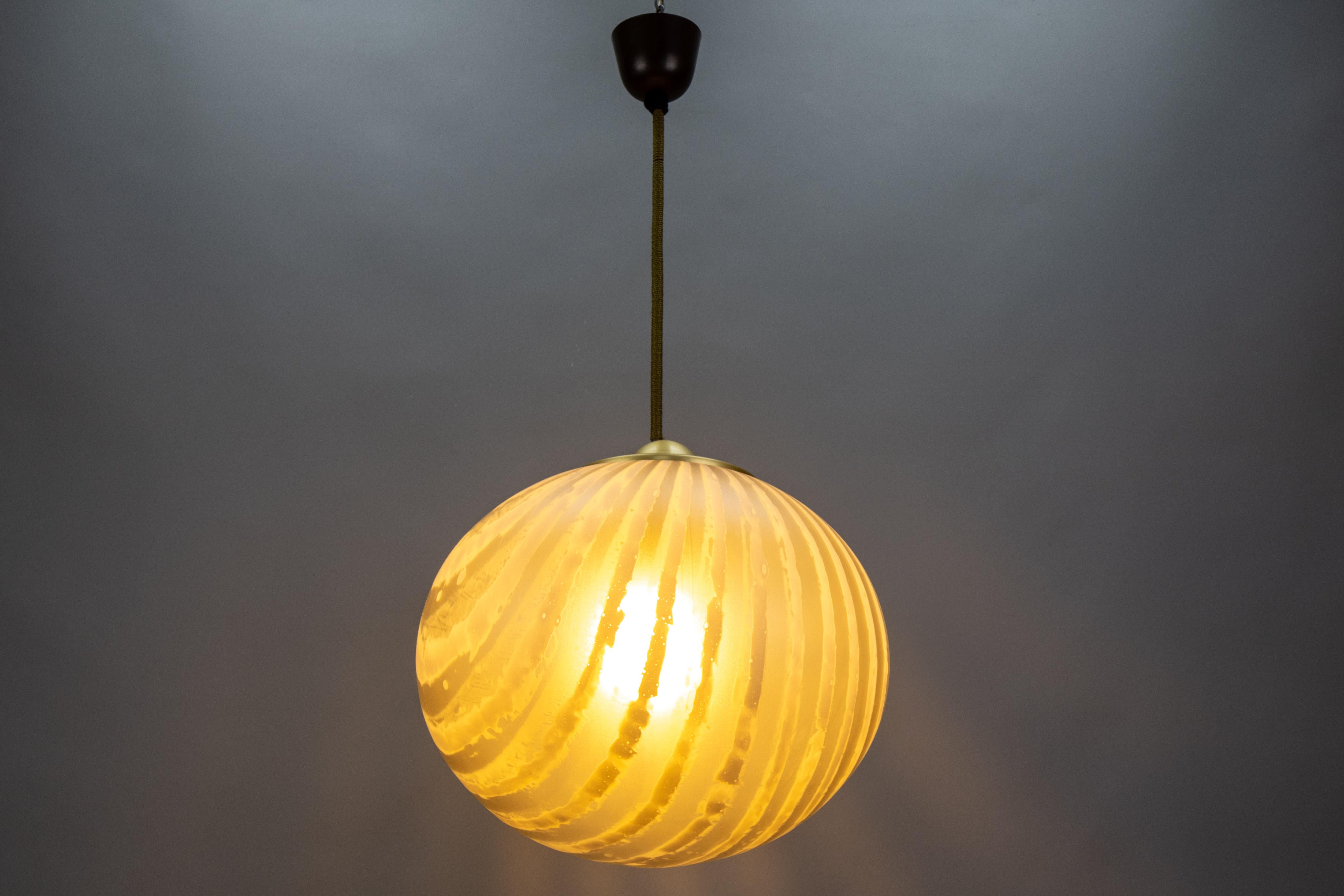 Mid-Century Modern Pendentif Globe en verre rayé du milieu du siècle par Peill & Putzler, Allemagne, années 1970 en vente
