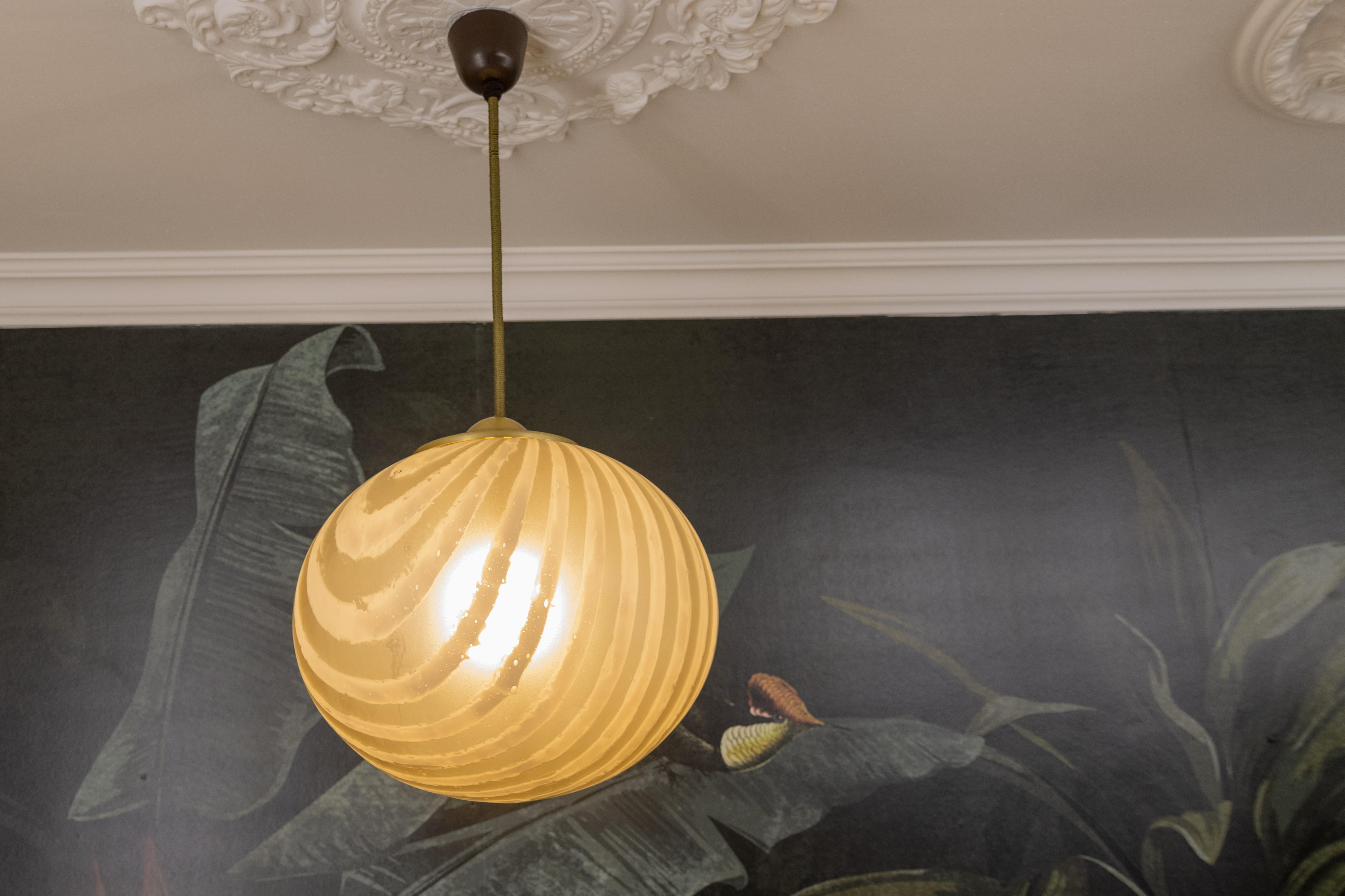 Allemand Pendentif Globe en verre rayé du milieu du siècle par Peill & Putzler, Allemagne, années 1970 en vente