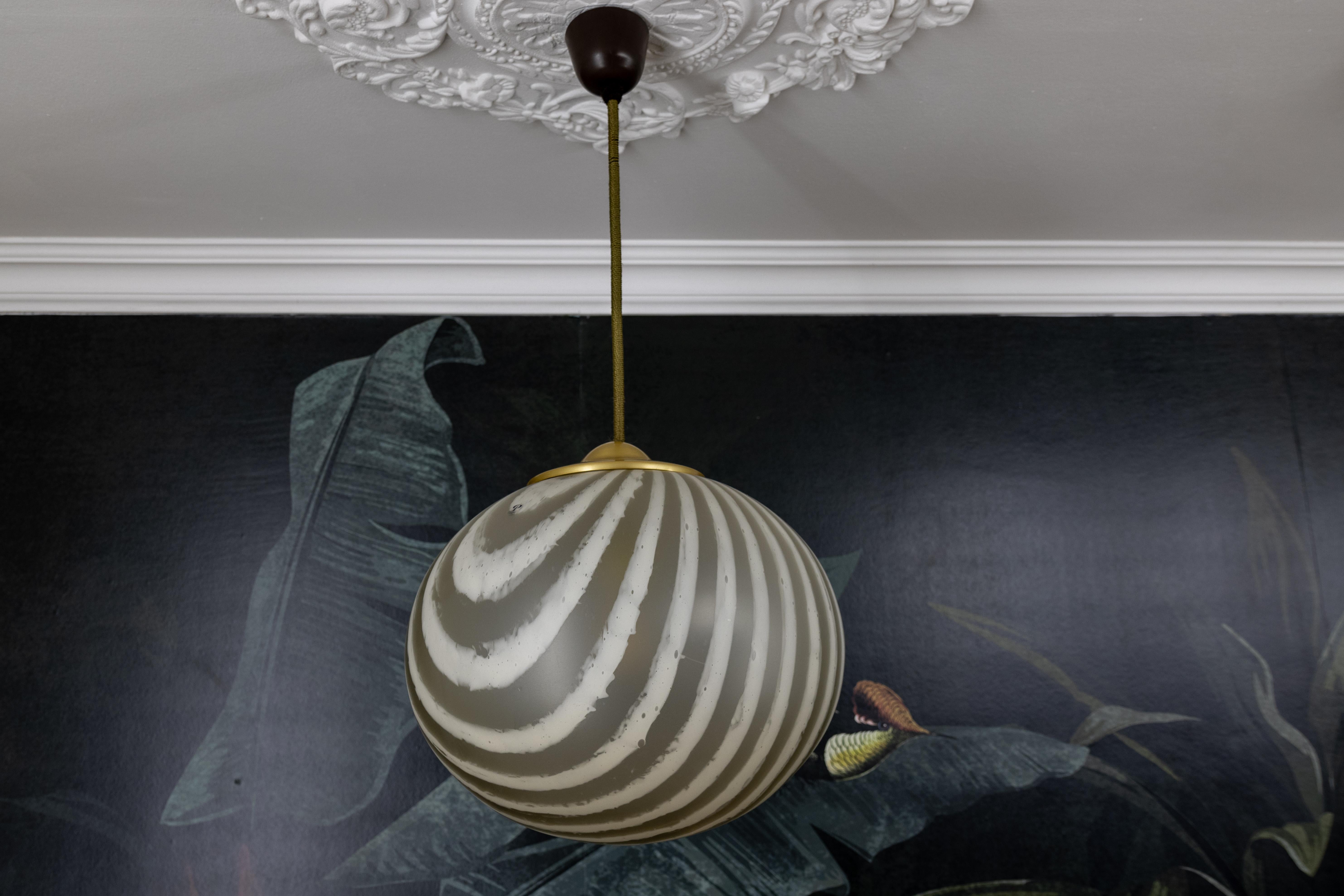 Pendentif Globe en verre rayé du milieu du siècle par Peill & Putzler, Allemagne, années 1970 Bon état - En vente à Barntrup, DE