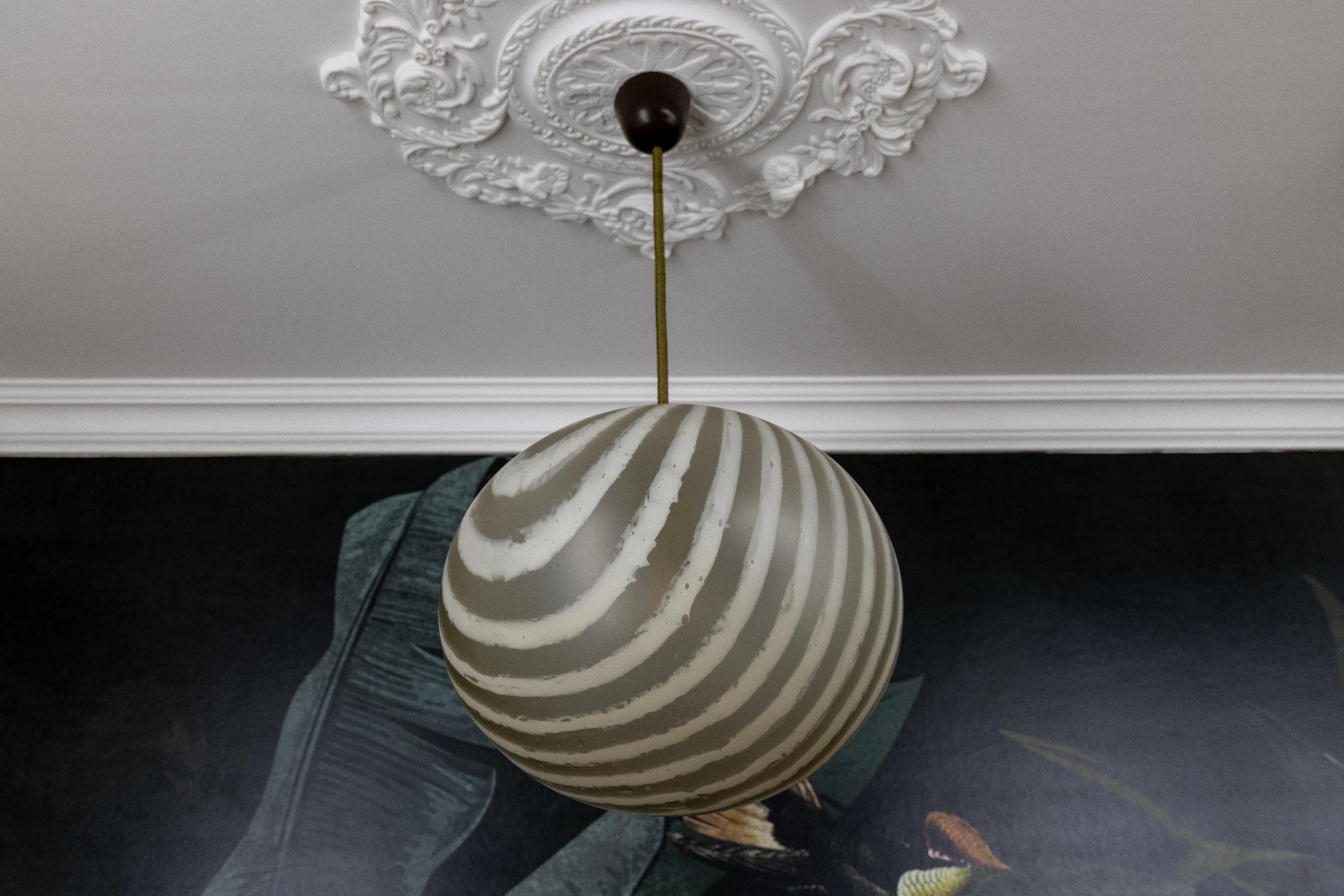 Fin du 20e siècle Pendentif Globe en verre rayé du milieu du siècle par Peill & Putzler, Allemagne, années 1970 en vente