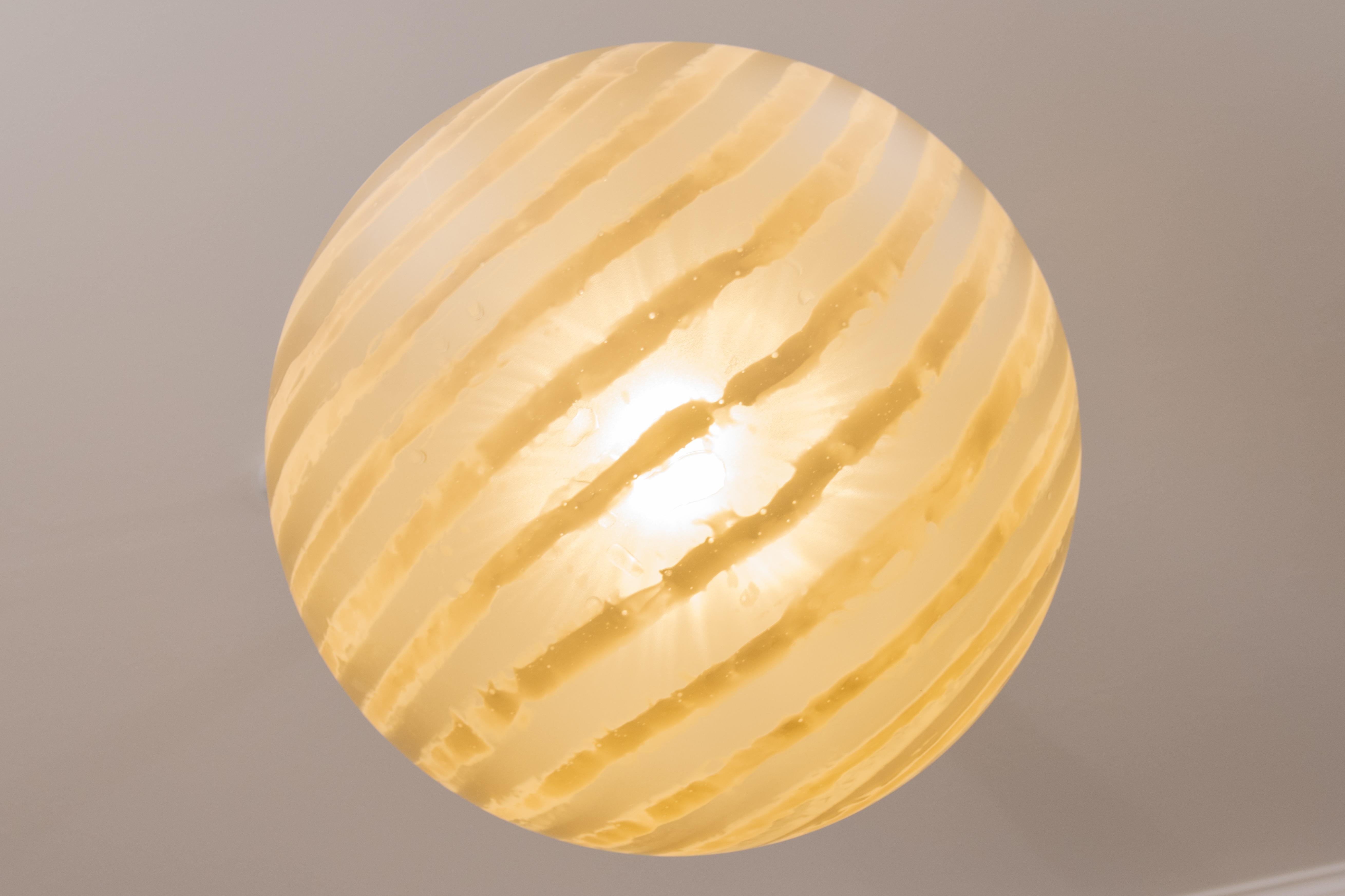 Pendentif Globe en verre rayé du milieu du siècle par Peill & Putzler, Allemagne, années 1970 en vente 1