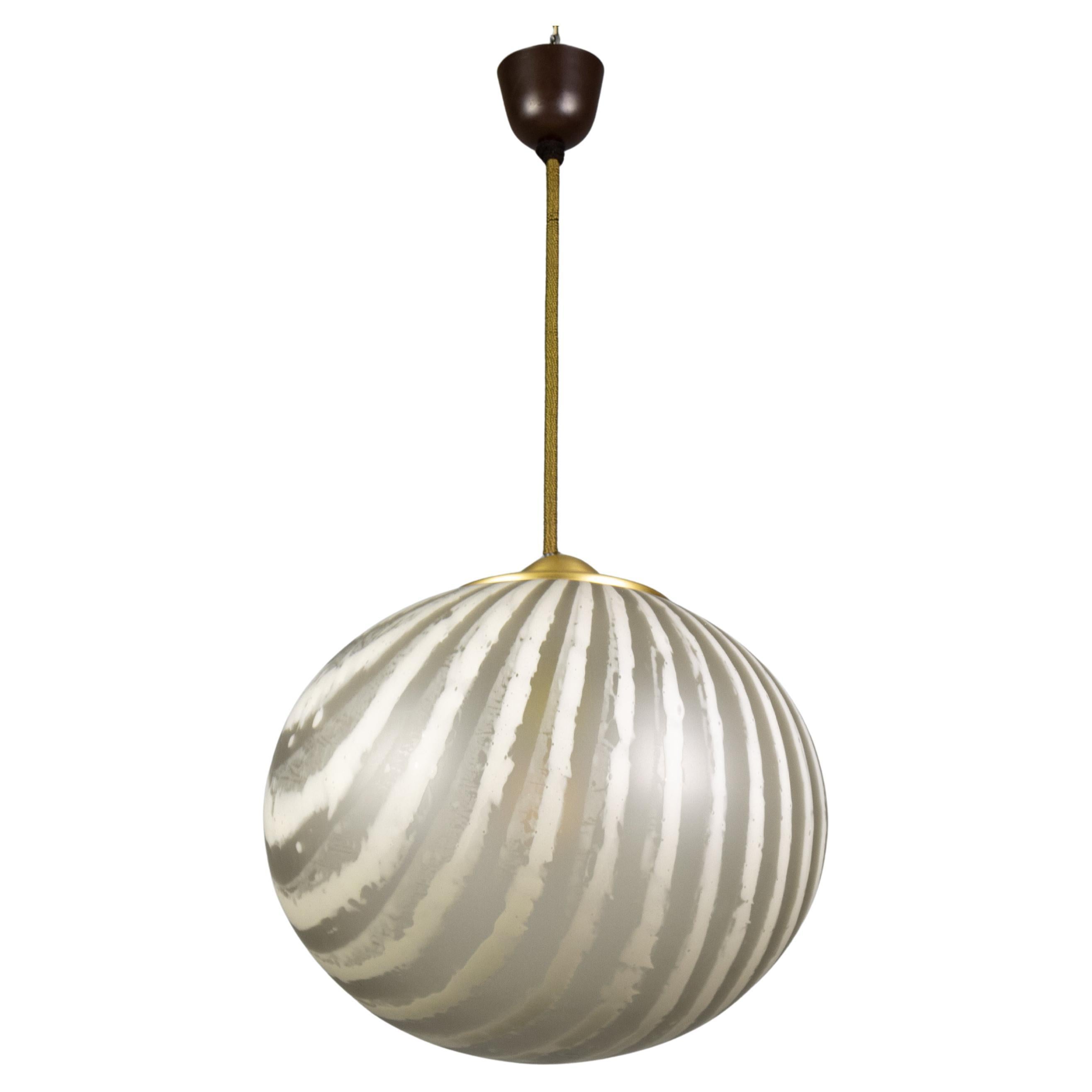 Pendentif Globe en verre rayé du milieu du siècle par Peill & Putzler, Allemagne, années 1970 en vente