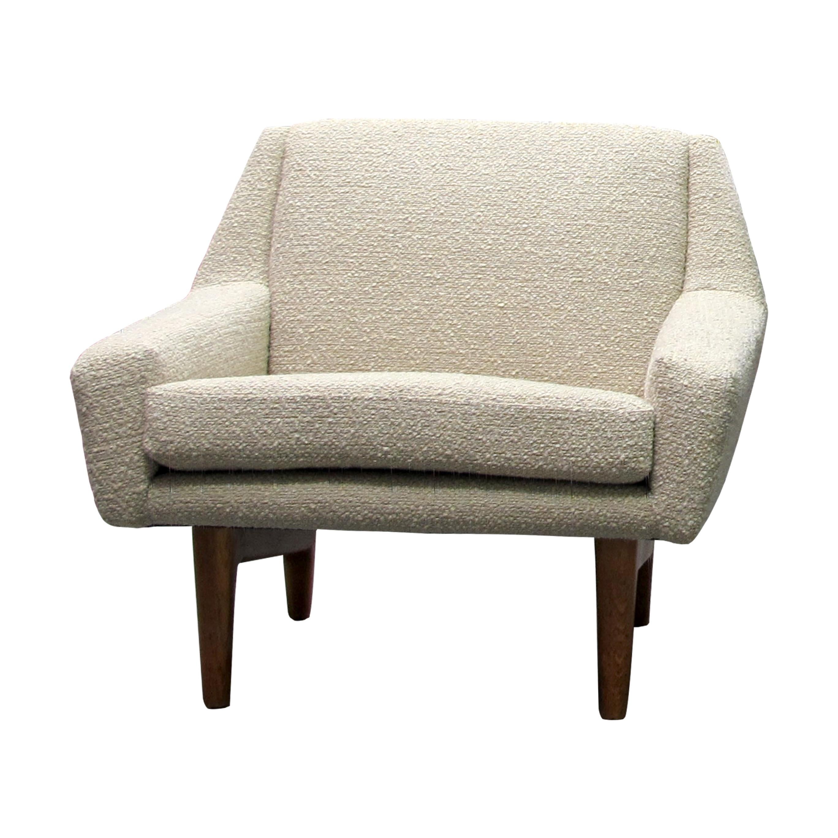 This elegant and comfortable pair of armchairs, mid-century Swedish, is newly upholstered in a boucle fabric. The armchairs boast beautiful ergonomic contours and are presented on a sturdy walnut wooden frame. 

Size: H75 cm x W90 cm x D80 cm 
Seat