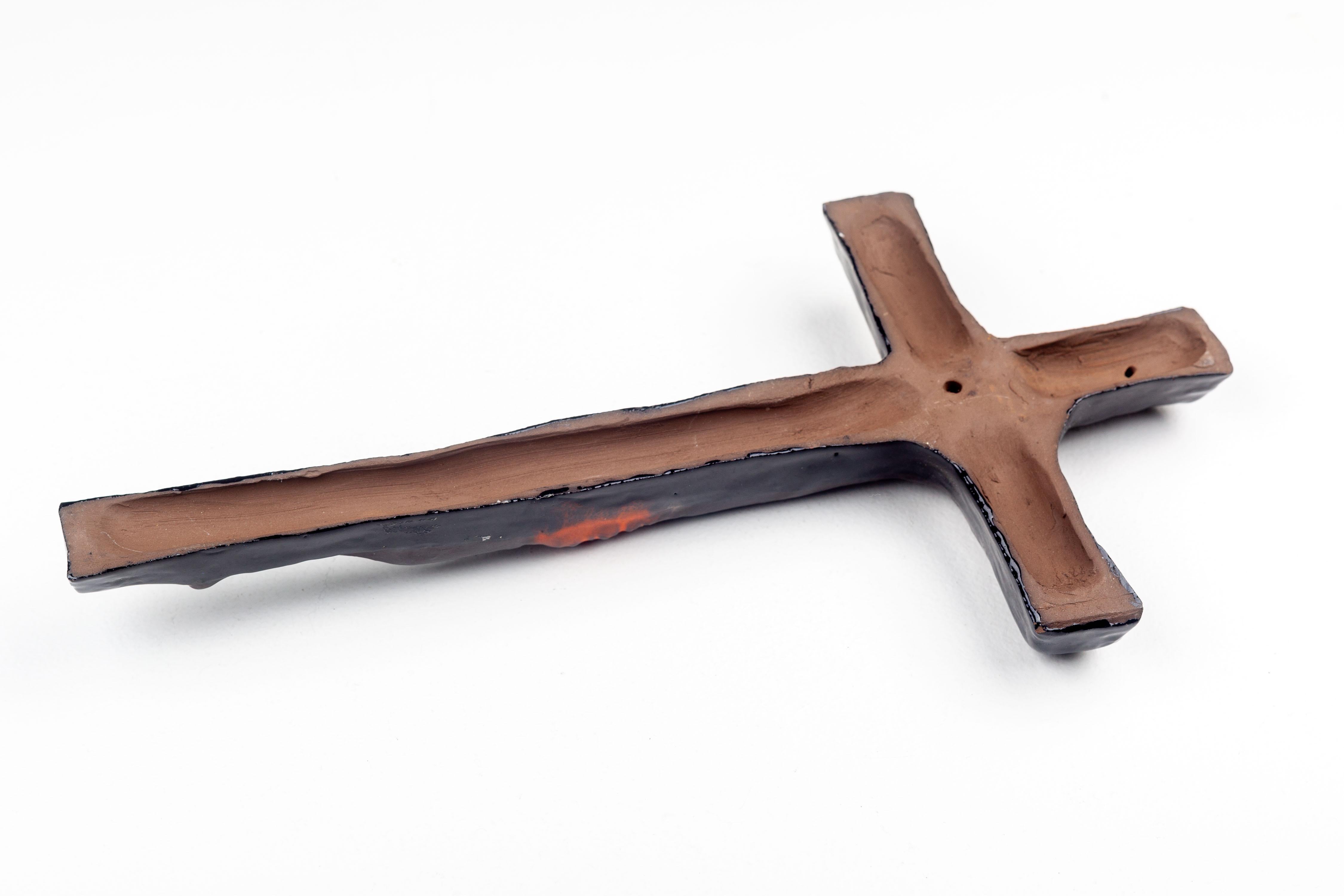 Mid-Century Studio Art Pottery Crucifix For Sale 4