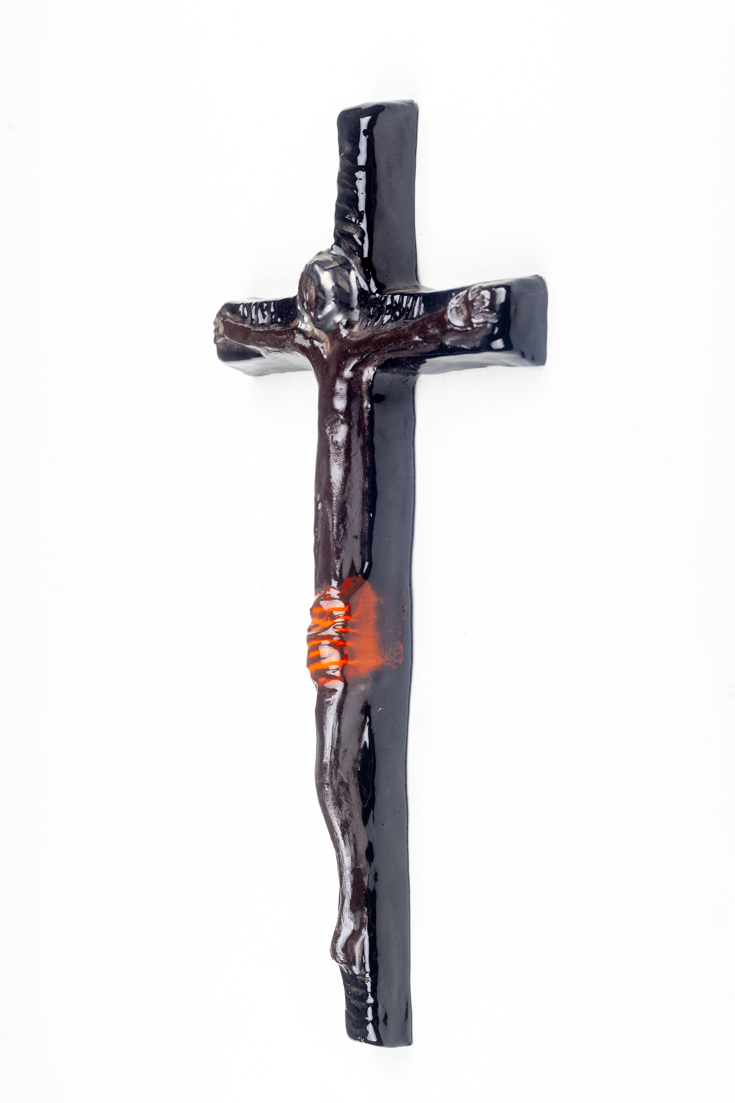 Mid-Century Studio Art Pottery Crucifix In Good Condition For Sale In Chicago, IL