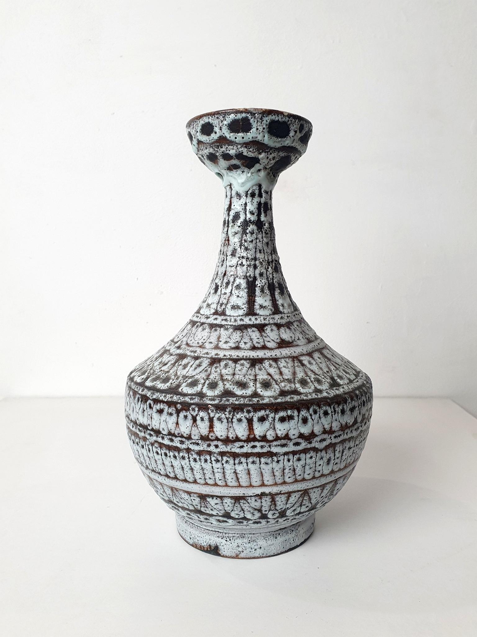 Eine italienische Studio-Vase aus der Mitte des Jahrhunderts, glasiert in Weiß und Grau/Schwarz. Keine Absplitterungen oder Risse. Signiert auf der Unterseite. 