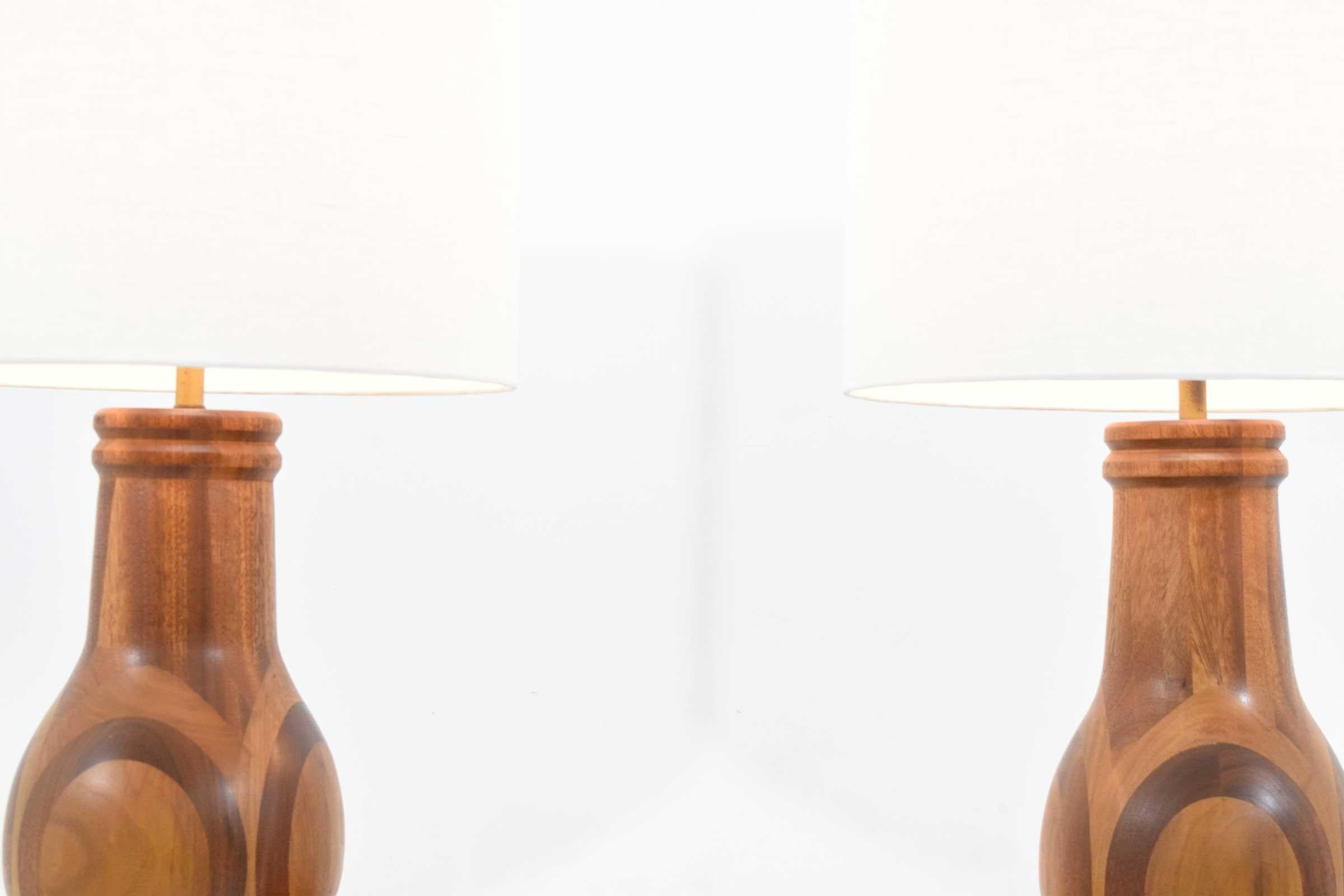 Wunderschönes Paar Holzlampen mit tollem Muster, das ein eingelegtes Holzdesign aufweist. Die Lampen sind 36,75