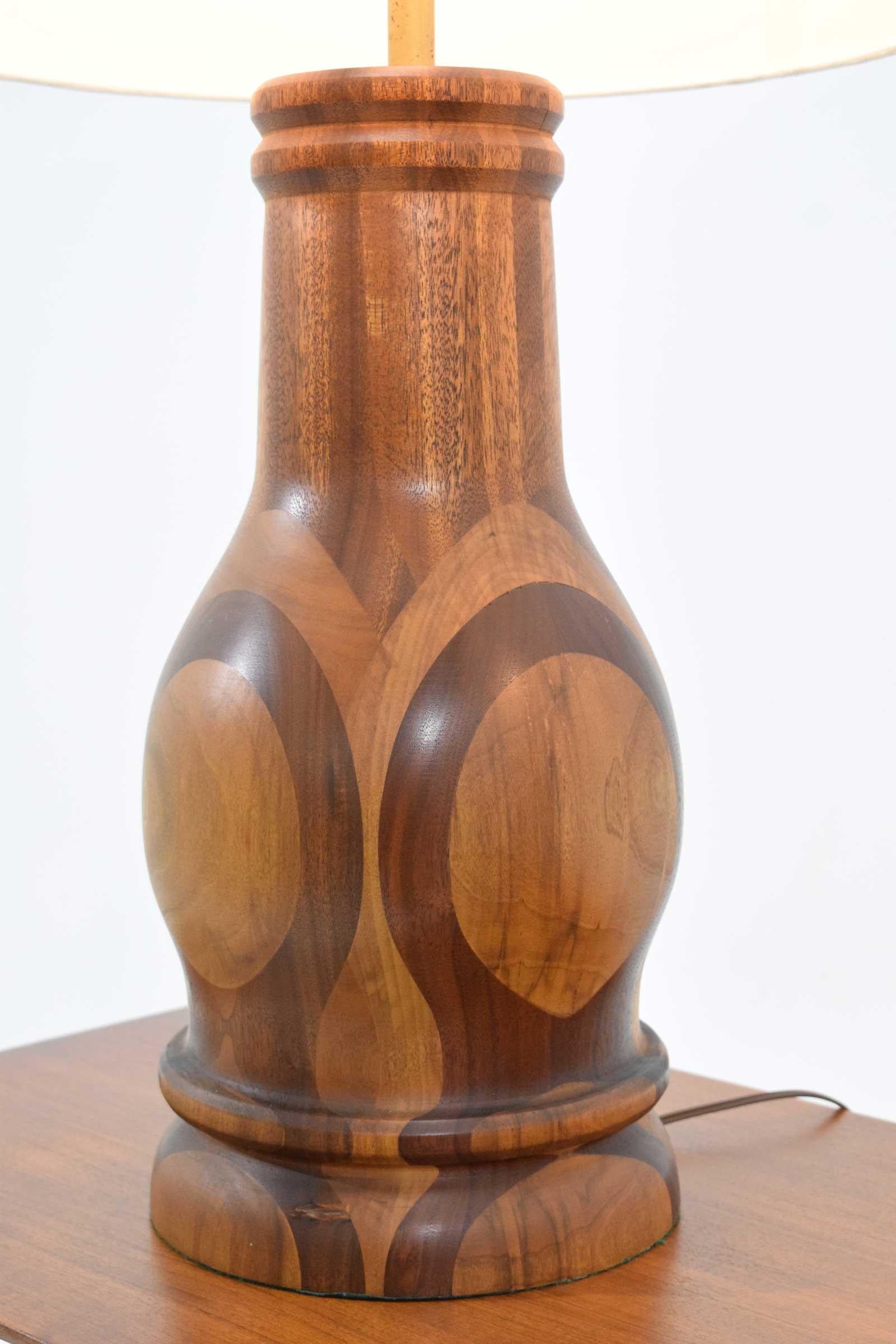 Studio Craft Große Lampen aus Holz mit Intarsienmuster:: 1950er Jahre (Unbekannt) im Angebot