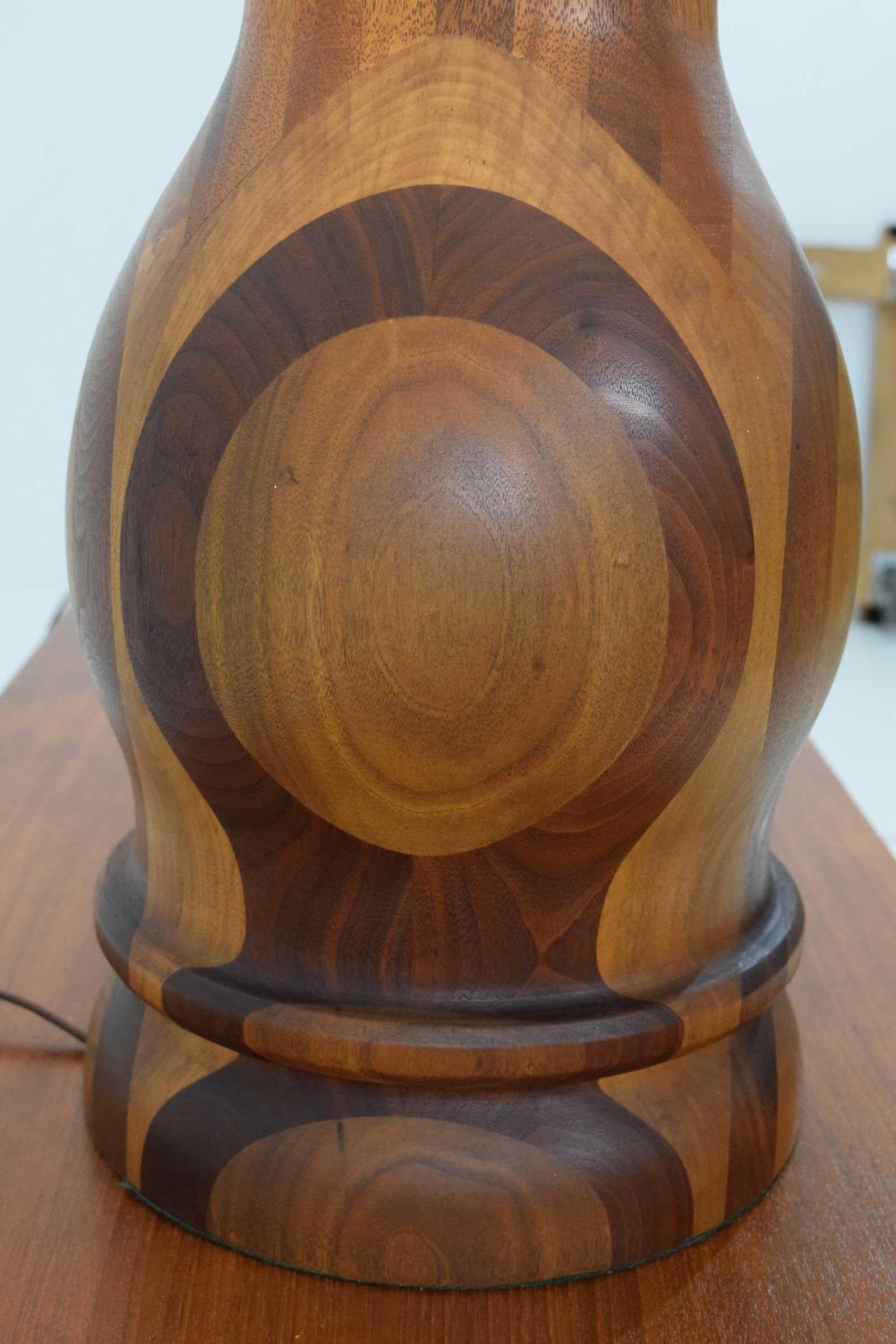 Lampade in legno intarsiato di grandi dimensioni dello Studio A, 1950 in vendita 2