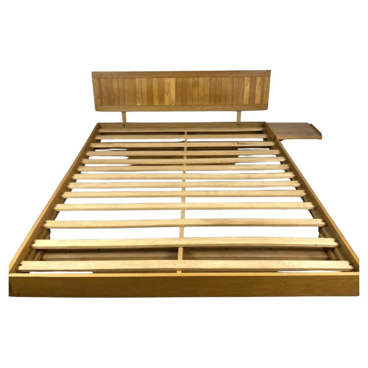 Mid-Century Modern Lit Queen Bed Studio Craft en chêne flottant du milieu du siècle dernier par Charles Webb en vente