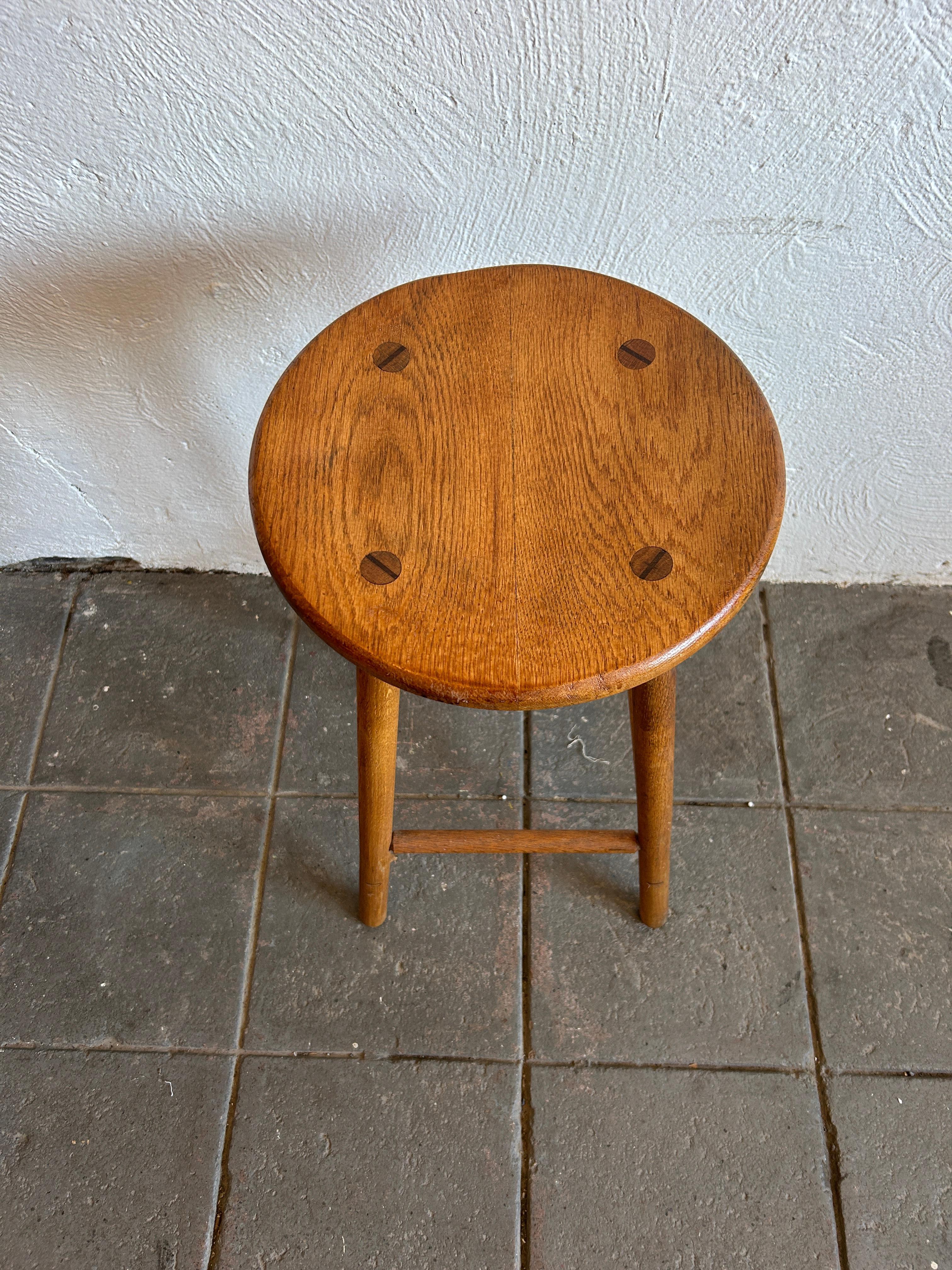 Mid century studio craft solid oak simple stool. Nice woodwork and joints. Nice patina. Very sturdy stool. Made by studio craft woodworker circa 1960. 

Located in Brooklyn NYC.