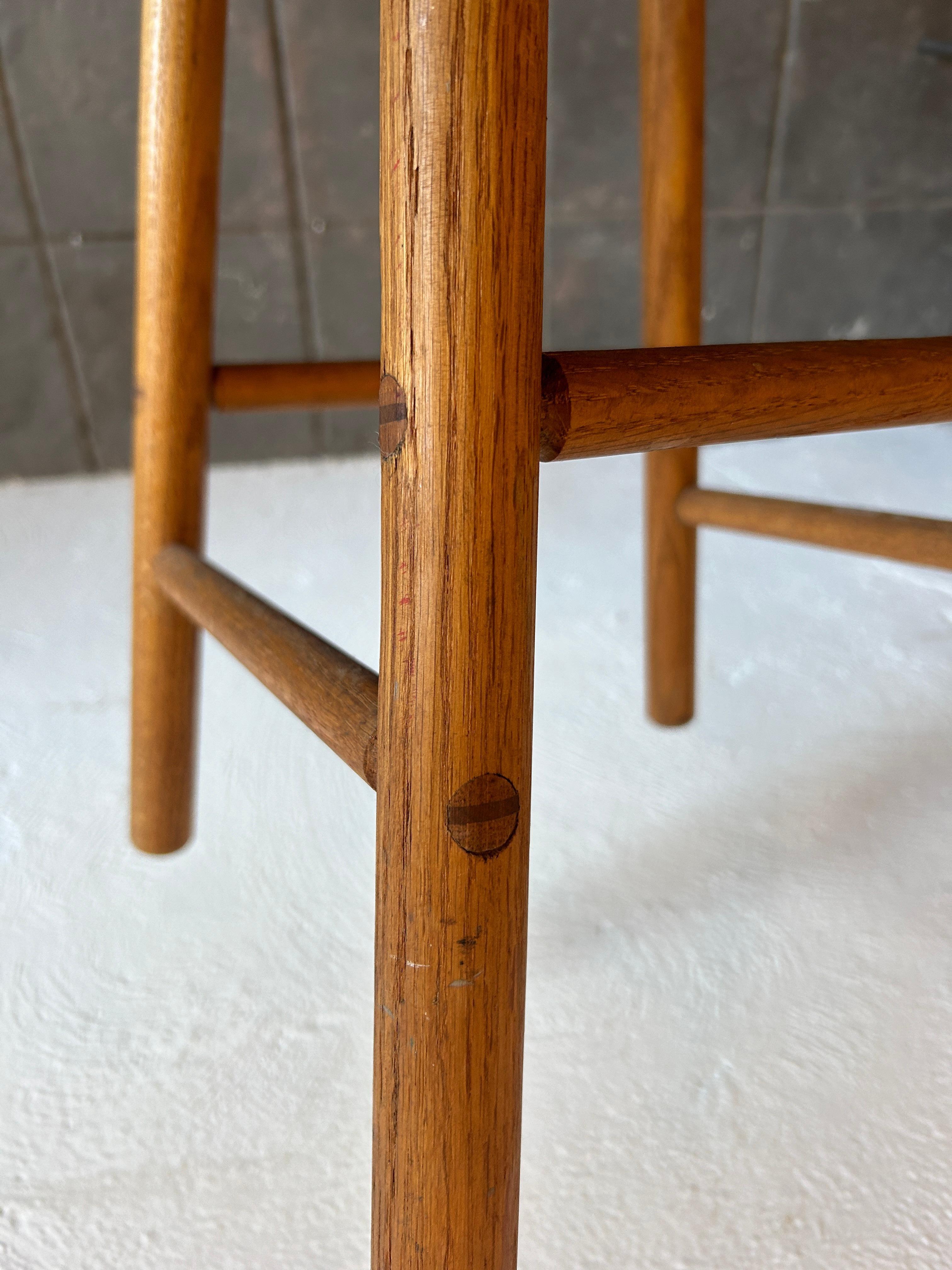Mid century studio craft solid oak simple stool In Good Condition For Sale In BROOKLYN, NY