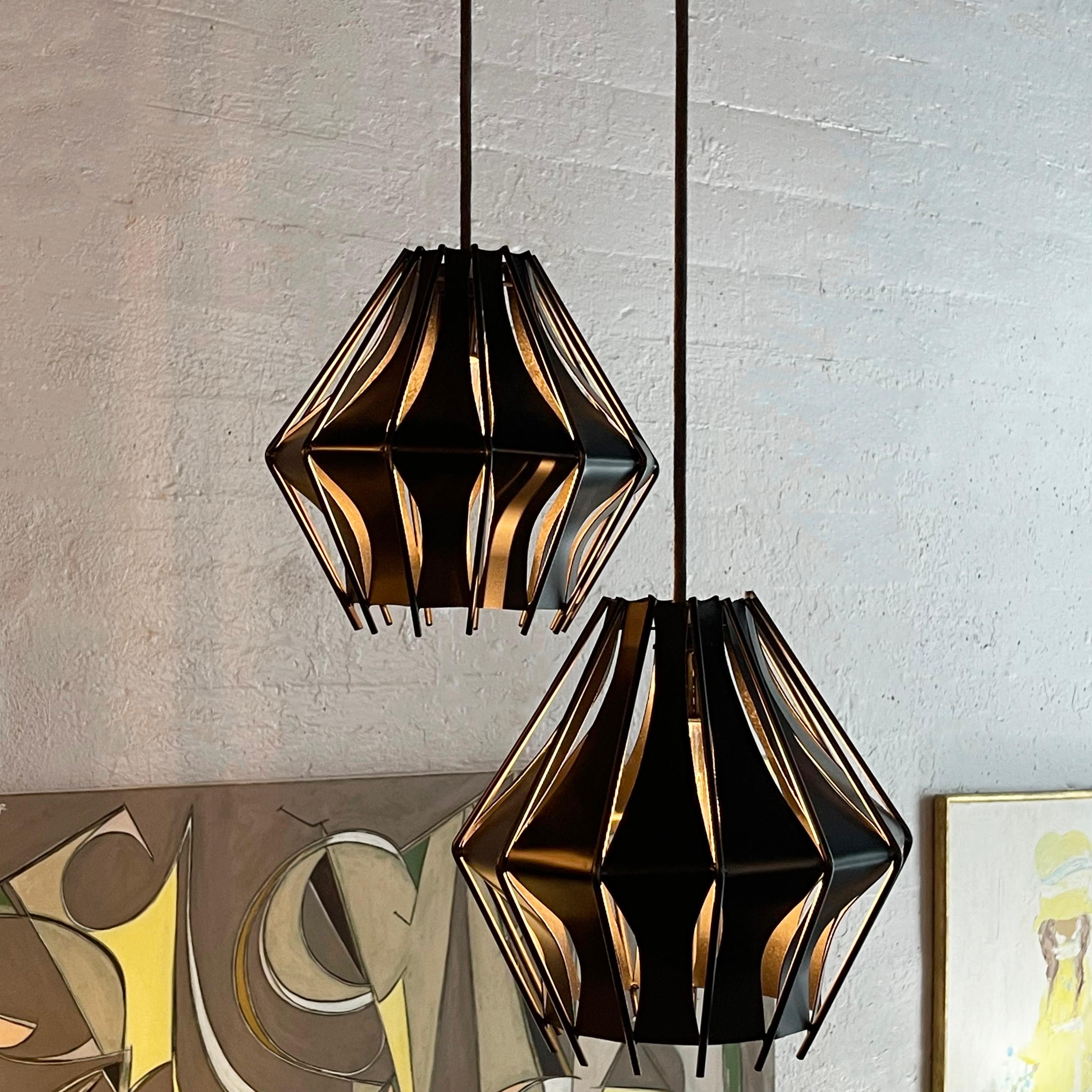 Paire de fantastiques pendentifs en acier noir, fabriqués en studio, composés de bandes d'acier taillées en forme de diamant. Les pendentifs sont des sculptures suspendues qui sont intéressantes et belles, qu'elles soient portées ou non. Lorsqu'ils