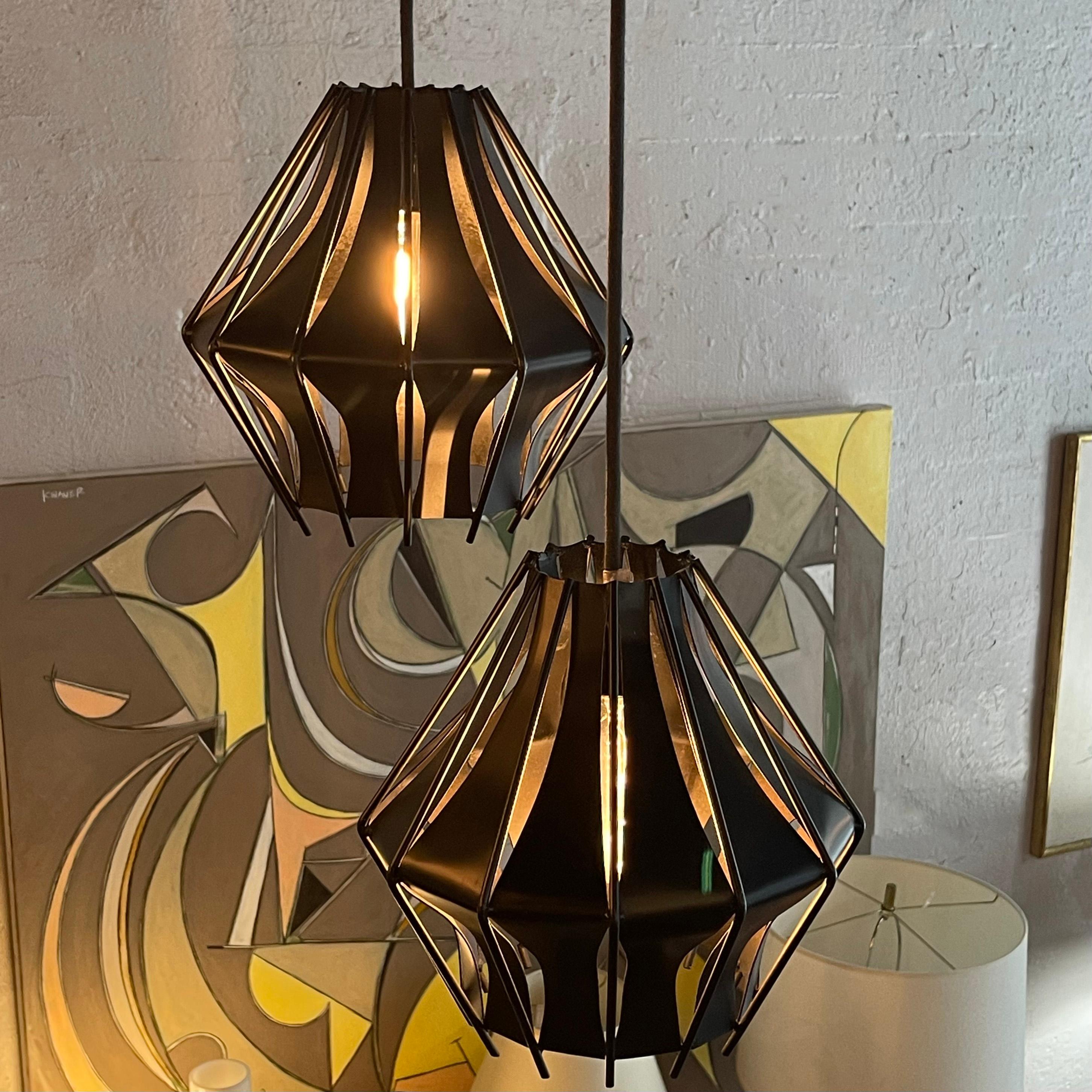 Pendentifs en acier à lamelles en forme de diamant fabriqués par le Studio A au milieu du siècle dernier Bon état - En vente à Brooklyn, NY
