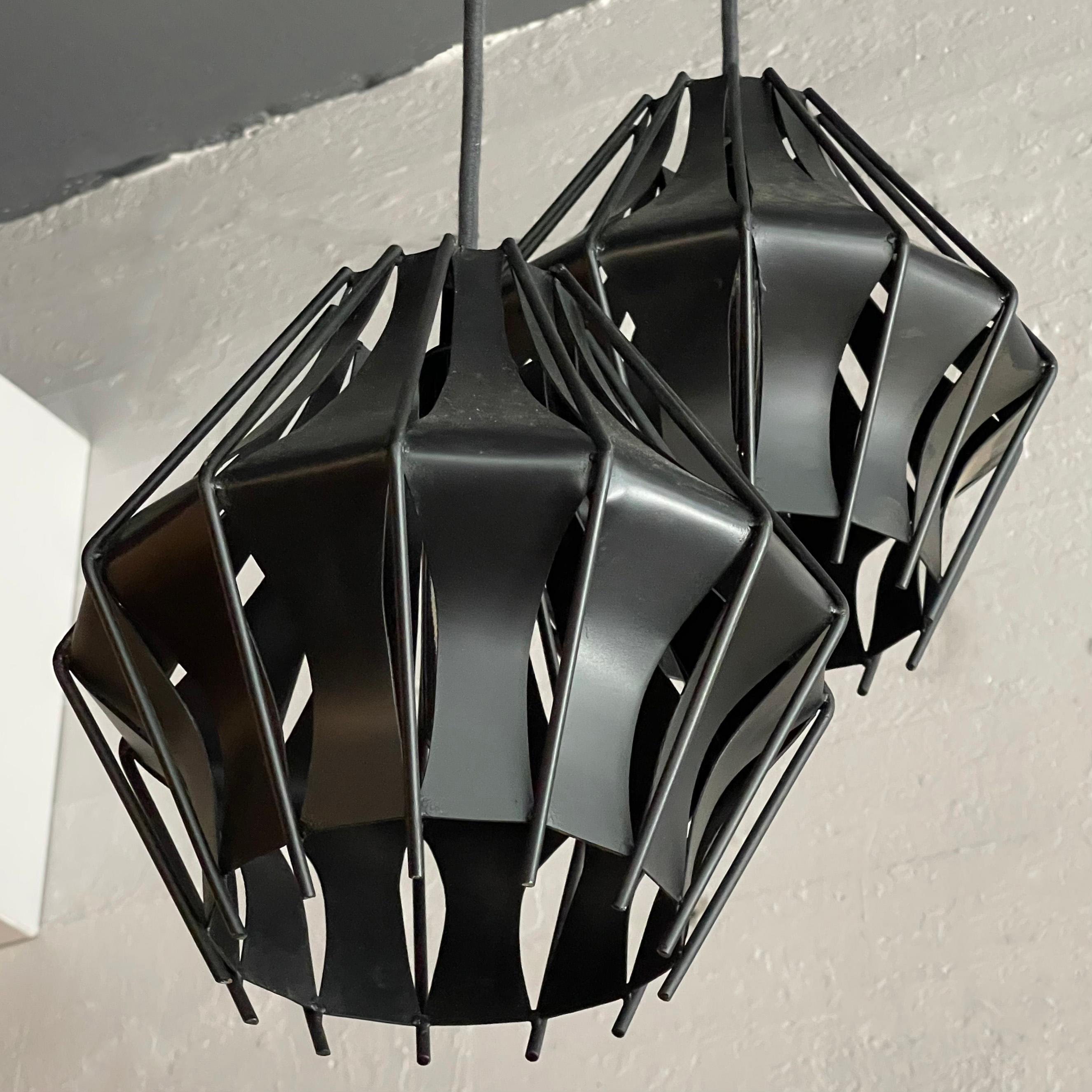 20ième siècle Pendentifs en acier à lamelles en forme de diamant fabriqués par le Studio A au milieu du siècle dernier en vente