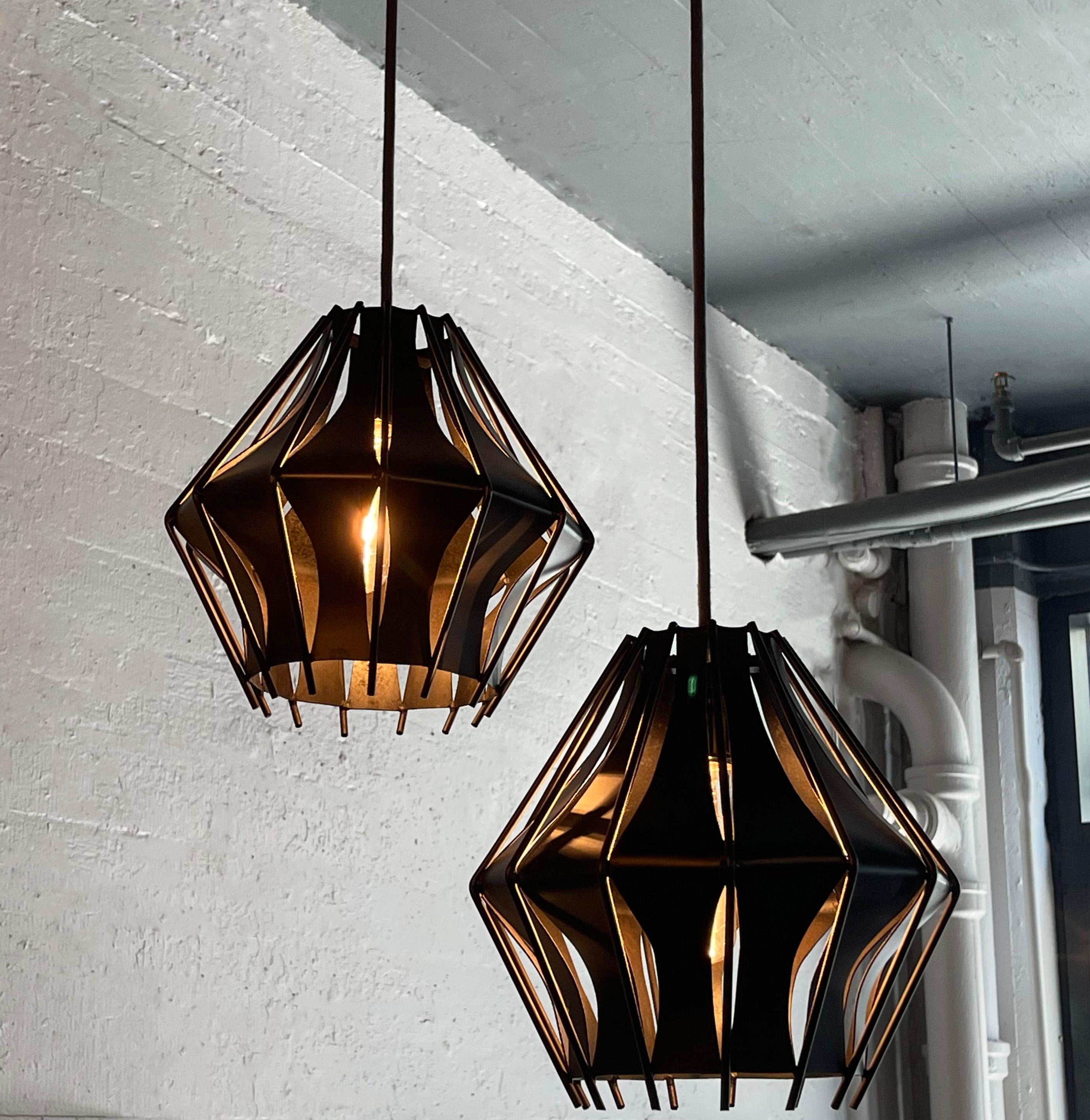 Pendentifs en acier à lamelles en forme de diamant fabriqués par le Studio A au milieu du siècle dernier en vente 1