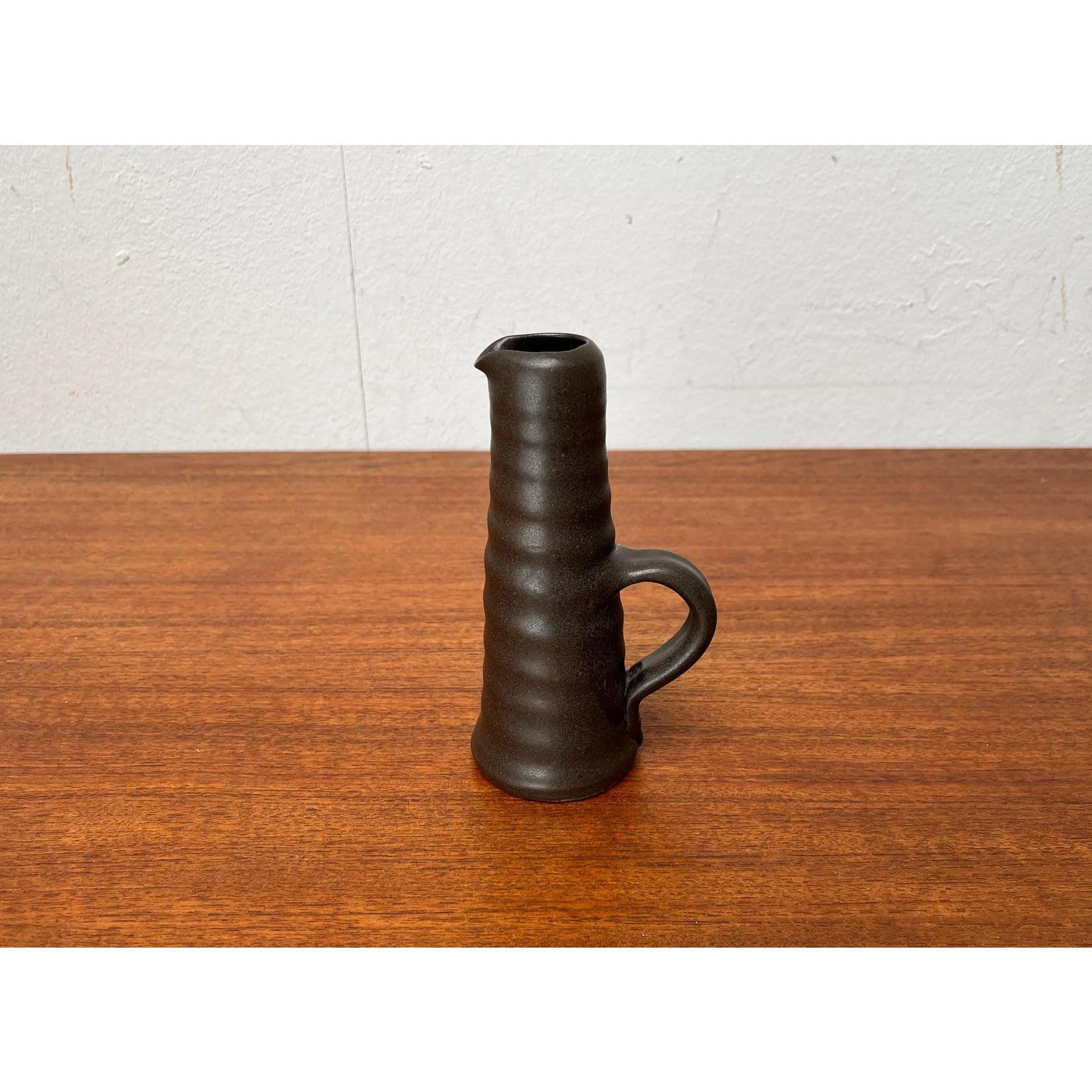 Vaso a caraffa in Studio Pottery tedesco di metà secolo di Petra Töpferei, anni '60, in ottime condizioni. Progettato tra il 1960 e il 1969 Questo pezzo ha un marchio di attribuzione.

Informazioni aggiuntive:
Materiali: Ceramica
Colore: