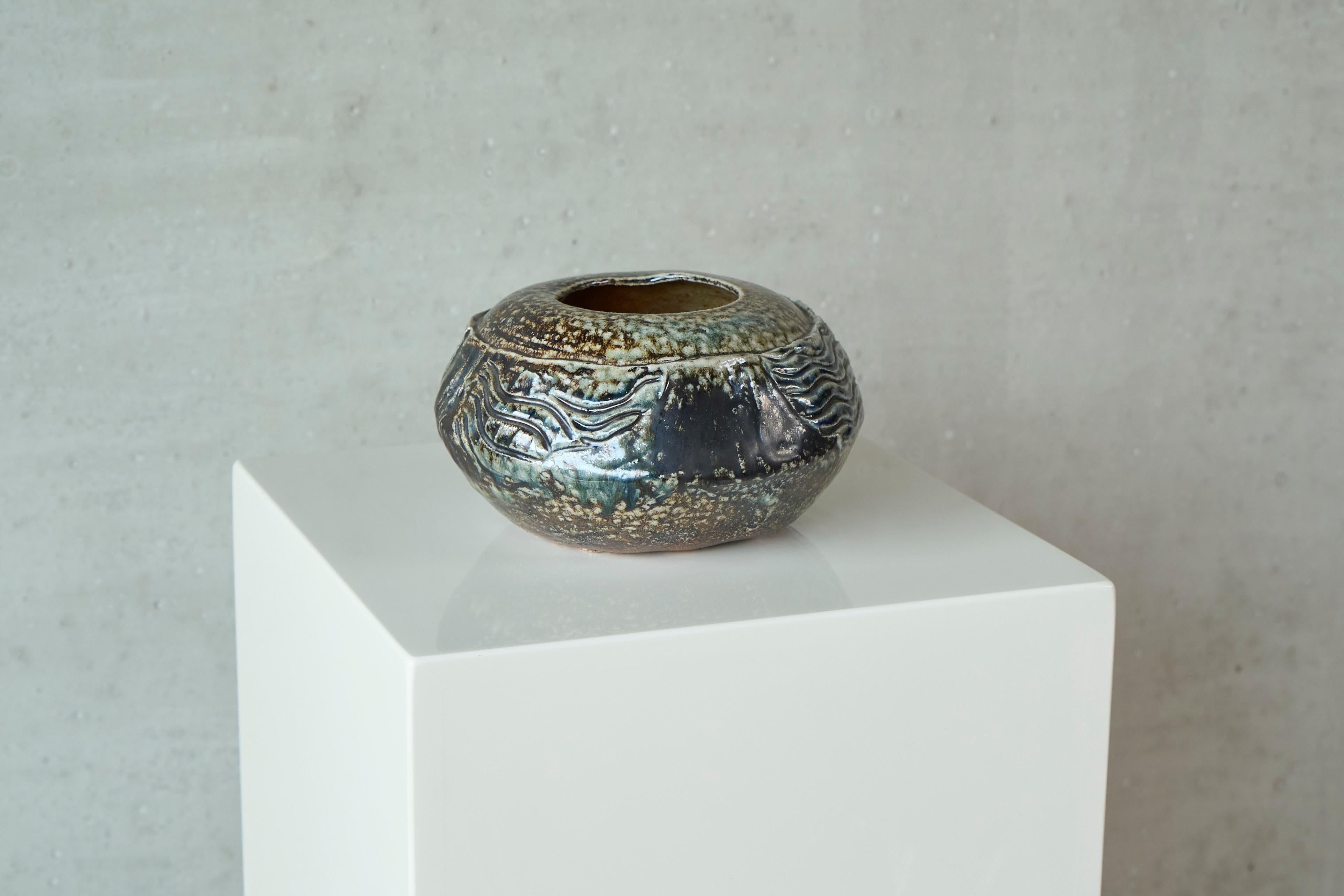 Mid Century Studio Pottery Centerpiece oder Vase, Europa, 1960er Jahre.

Dies ist ein wunderbares Stück aus der Mitte des Jahrhunderts Studio Keramik. Diese frei geformte und ausdrucksstarke Vase würde sich hervorragend auf einem Tisch, einem