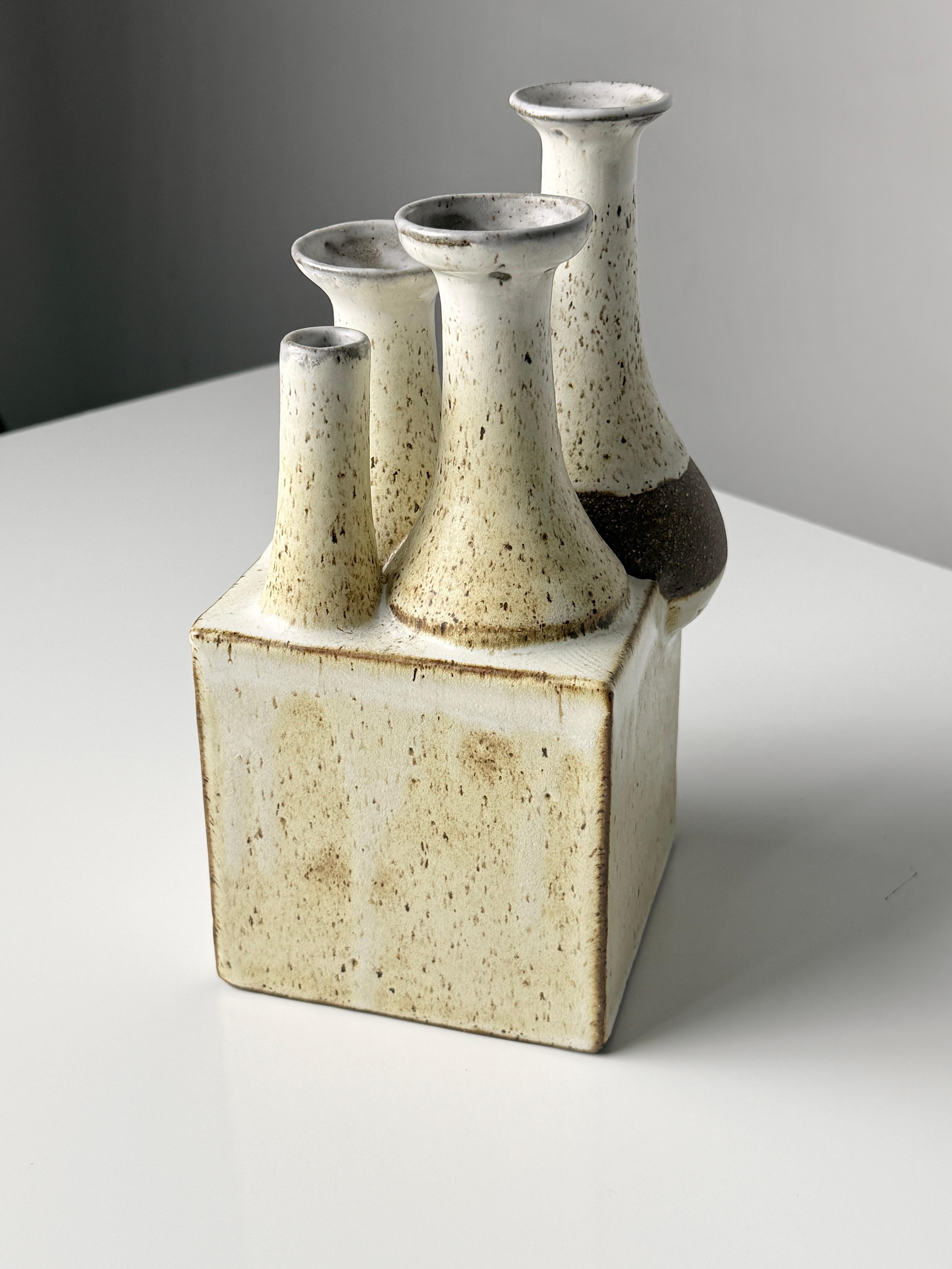 Studio Pottery Mid Century in ceramica a più beccucci in gres Ikebana Vaso di erbacce in vendita 3