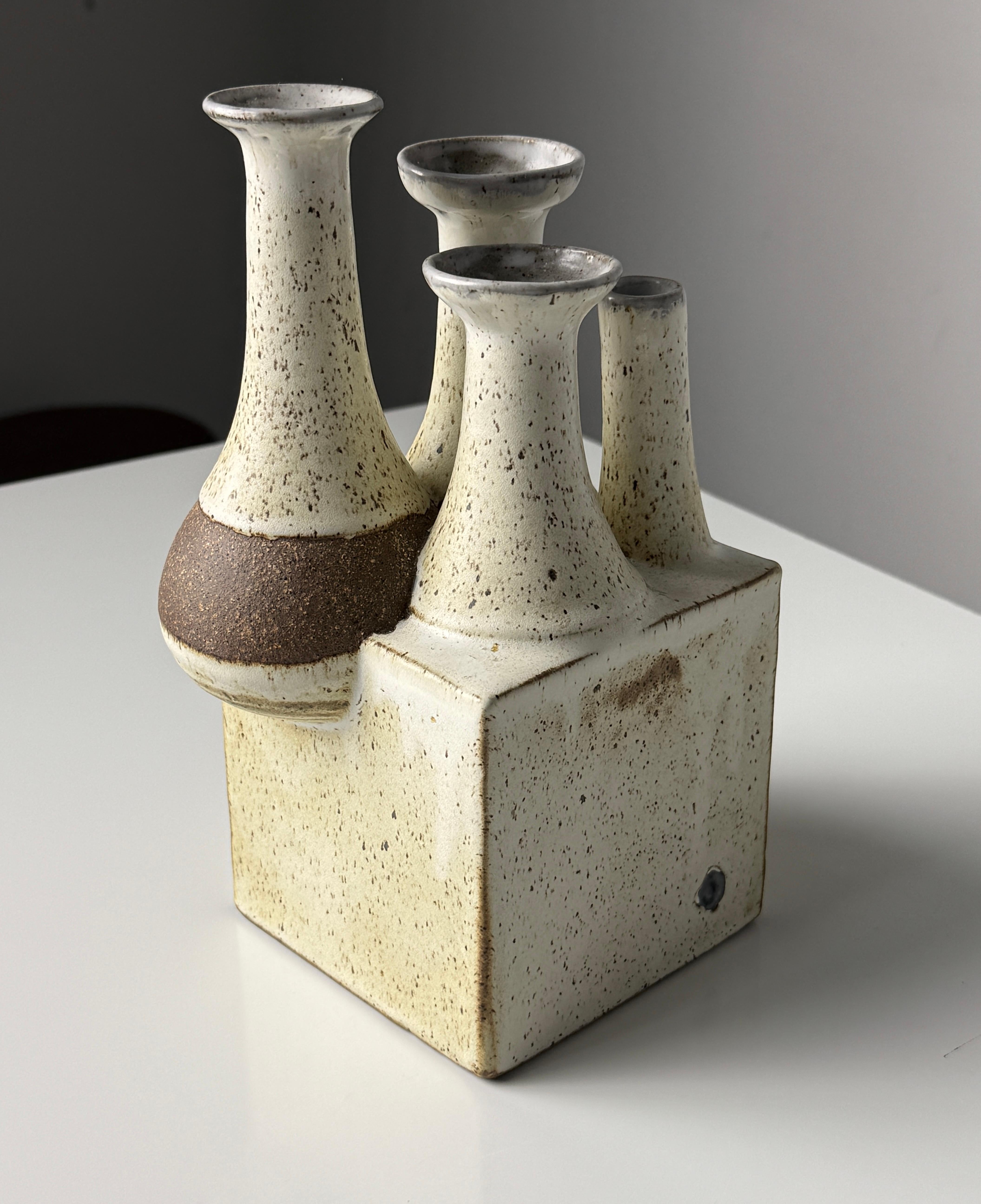 Vaso Ikebana a più becchi in studio Pottery americano, circa anni '70

Un pezzo scultoreo unico con una fusione di forma architettonica e organica
Gres smaltato a chiazze Nature con quattro colli allungati che emergono da una base quadrata.

Marcato