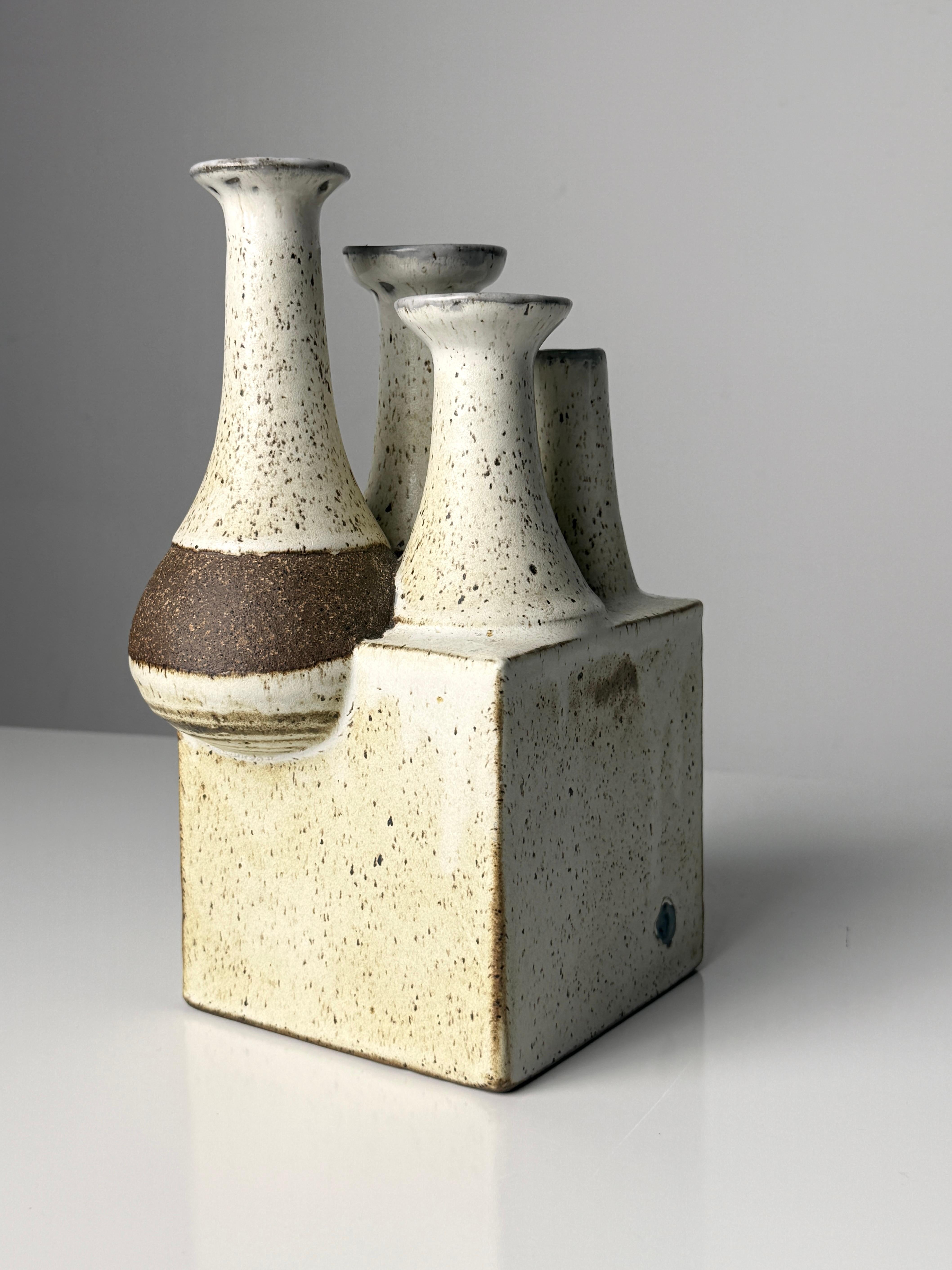 Mid-Century moderno Studio Pottery Mid Century in ceramica a più beccucci in gres Ikebana Vaso di erbacce in vendita