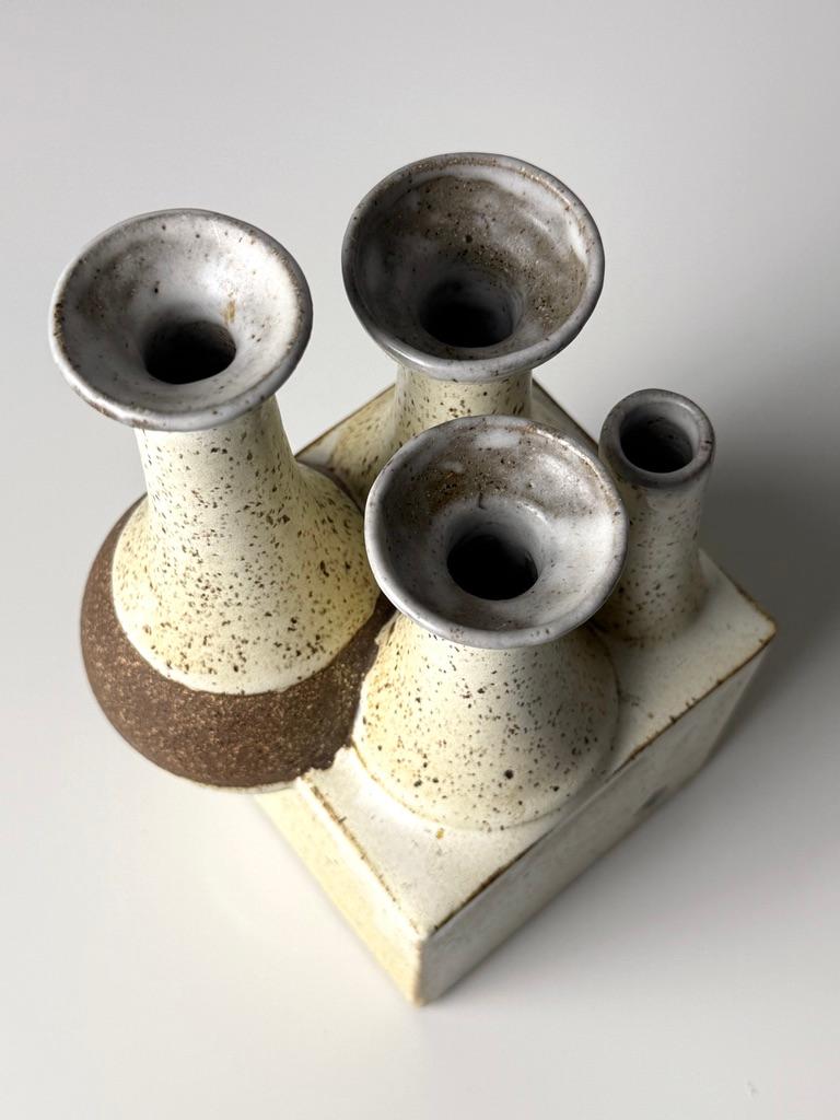 Studio Pottery Mid Century in ceramica a più beccucci in gres Ikebana Vaso di erbacce In condizioni buone in vendita a Troy, MI