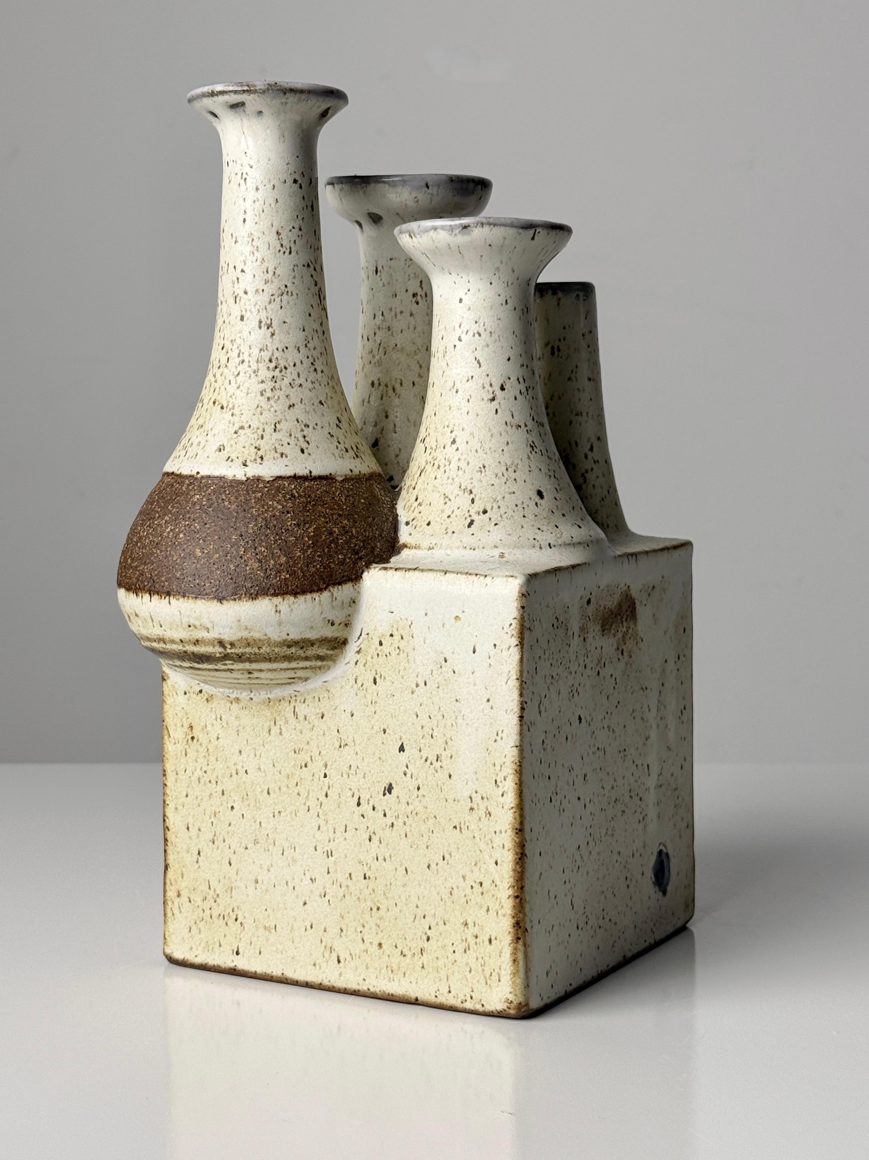 Studio Pottery Mid Century in ceramica a più beccucci in gres Ikebana Vaso di erbacce in vendita 1