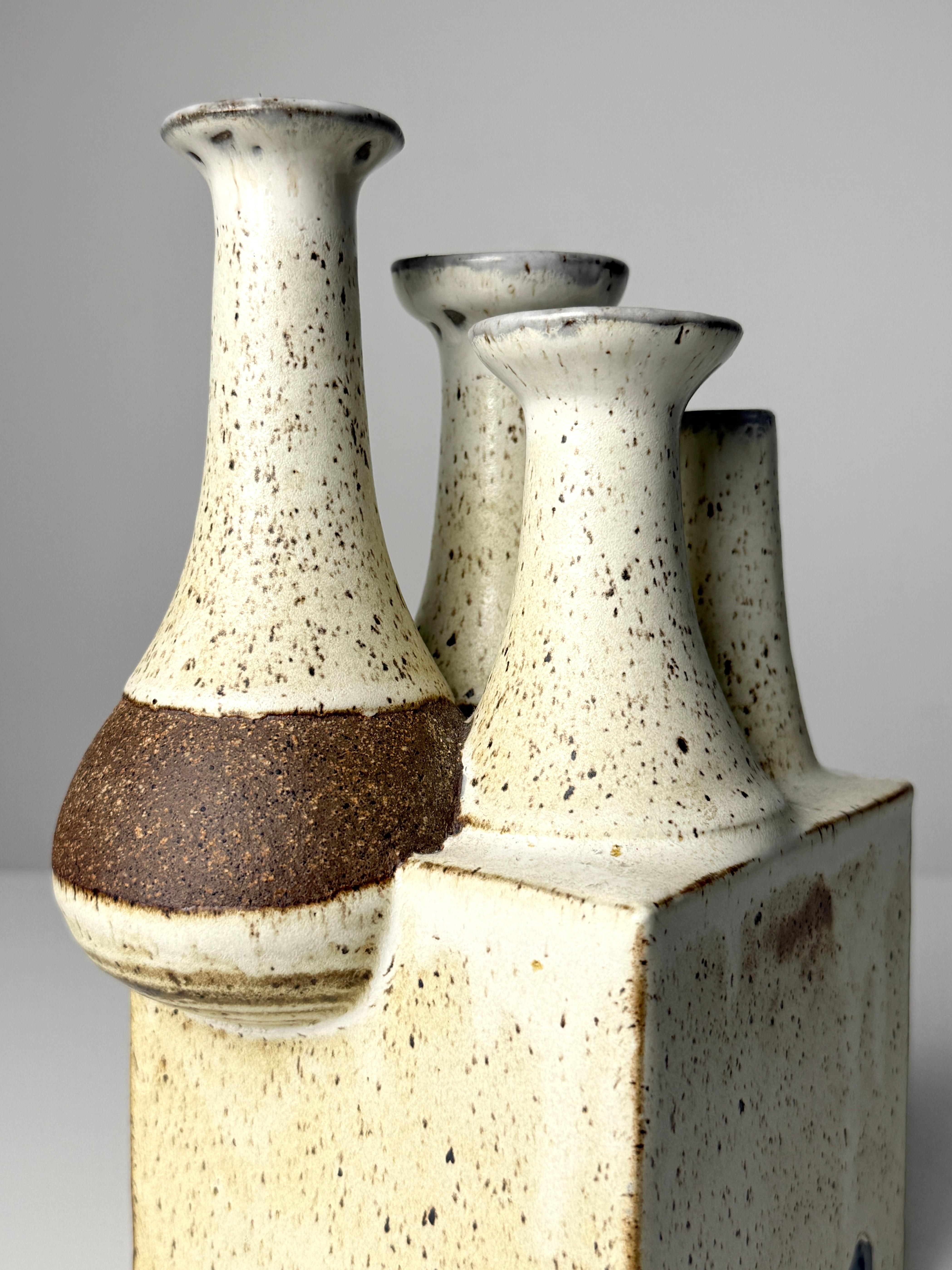 Studio Pottery Mid Century in ceramica a più beccucci in gres Ikebana Vaso di erbacce in vendita 2