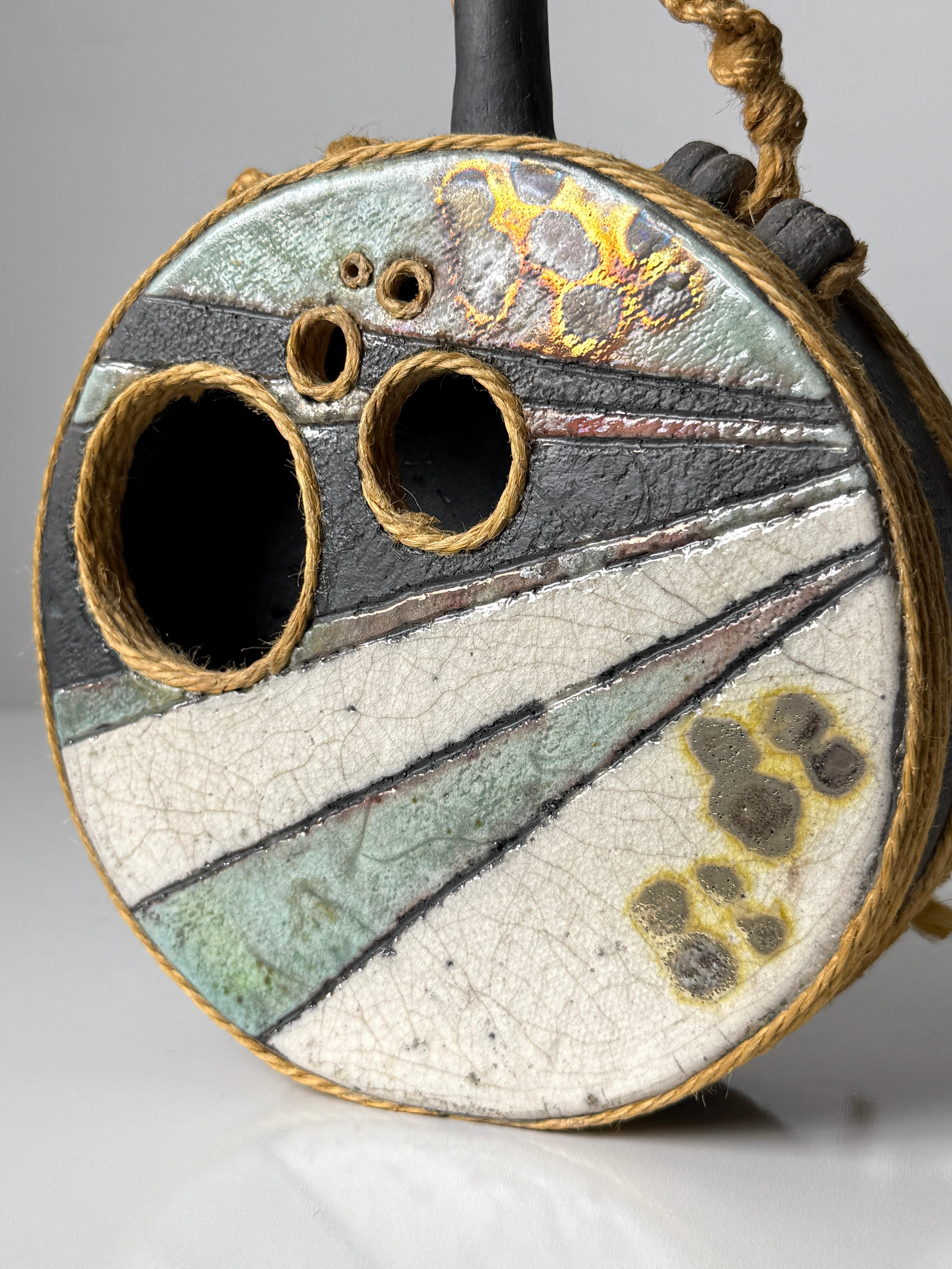 Smaltato Scultura di vaso in ceramica di Studio Pottery del metà del secolo scorso con smalto geometrico e corda di iuta in vendita