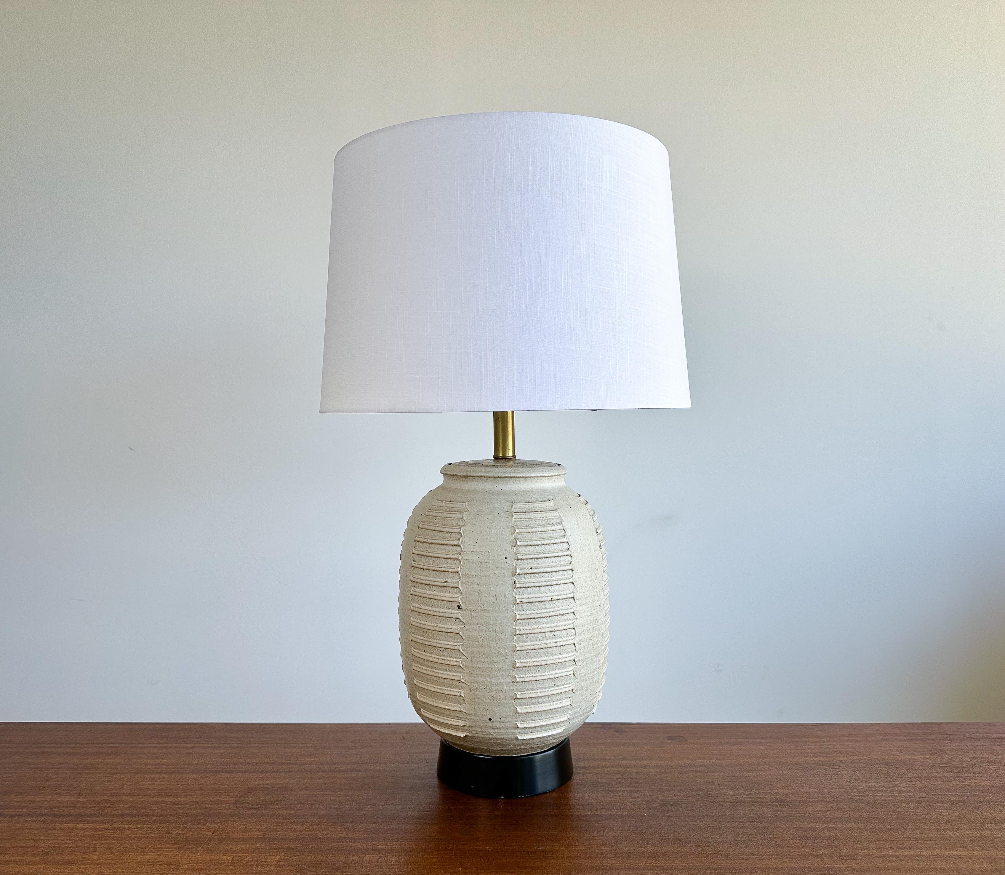 Cette lampe en céramique incisée faite à la main par Bob Kinzie pour Affiliated Craftsmen est proposée vers les années 1960.

Une forme superbe et des détails incisés en font un candidat idéal si vous souhaitez une lampe de table unique. Nouveau