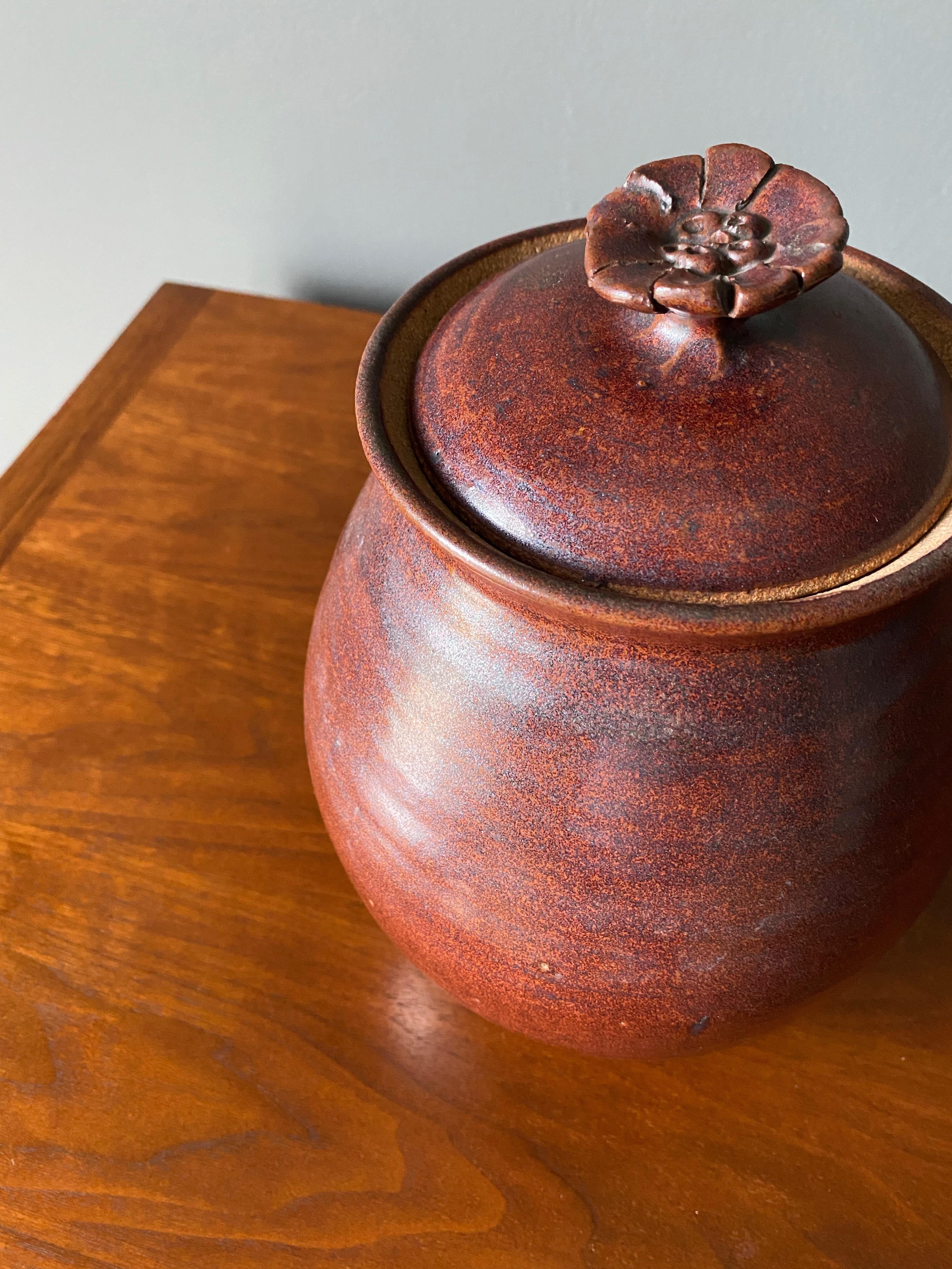 Mid-Century Modern Pot en céramique à couvercle Mid Century Studio Pottery en vente