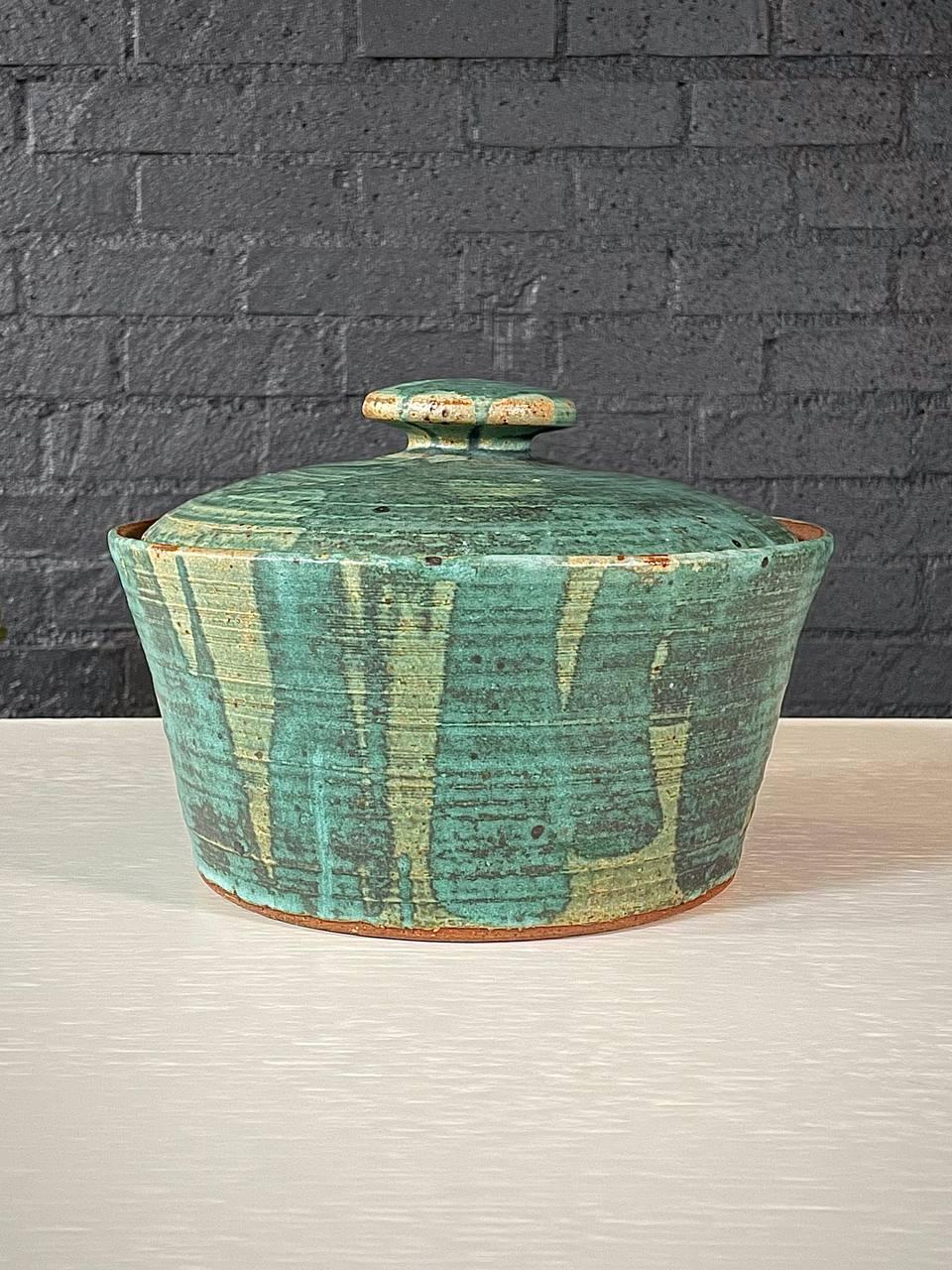 Mid-Century Modern Vase à couvercle Studio Pottery du milieu du siècle dernier avec glaçure verte trempée en vente