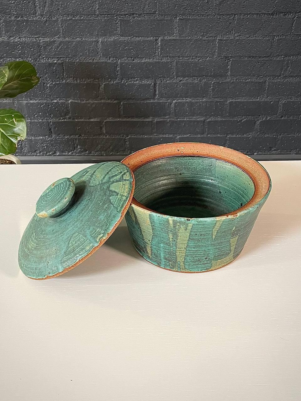 Américain Vase à couvercle Studio Pottery du milieu du siècle dernier avec glaçure verte trempée en vente