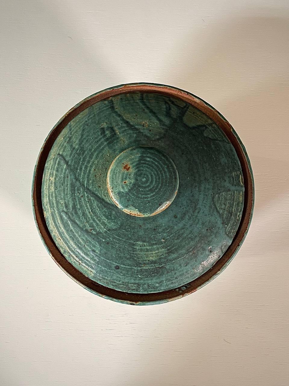 Vase à couvercle Studio Pottery du milieu du siècle dernier avec glaçure verte trempée Bon état - En vente à Los Angeles, CA